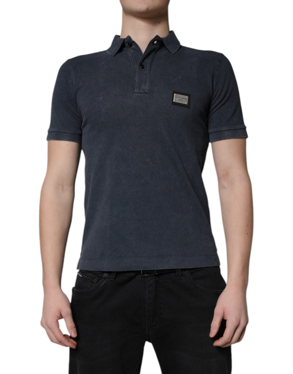 Polo homme Dolce & Gabbana en coton bleu foncé avec logo, plaque de marque sur la poitrine, style classique et élégant.