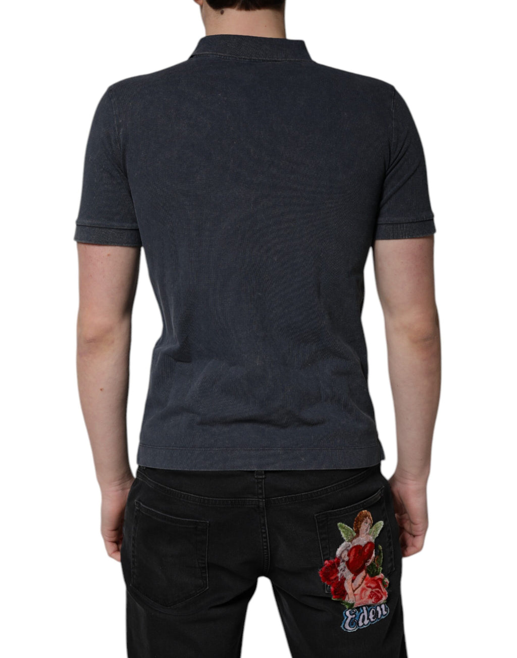 Chemise polo homme Dolce & Gabbana en coton bleu foncé avec logo en plaque, design élégant et moderne.