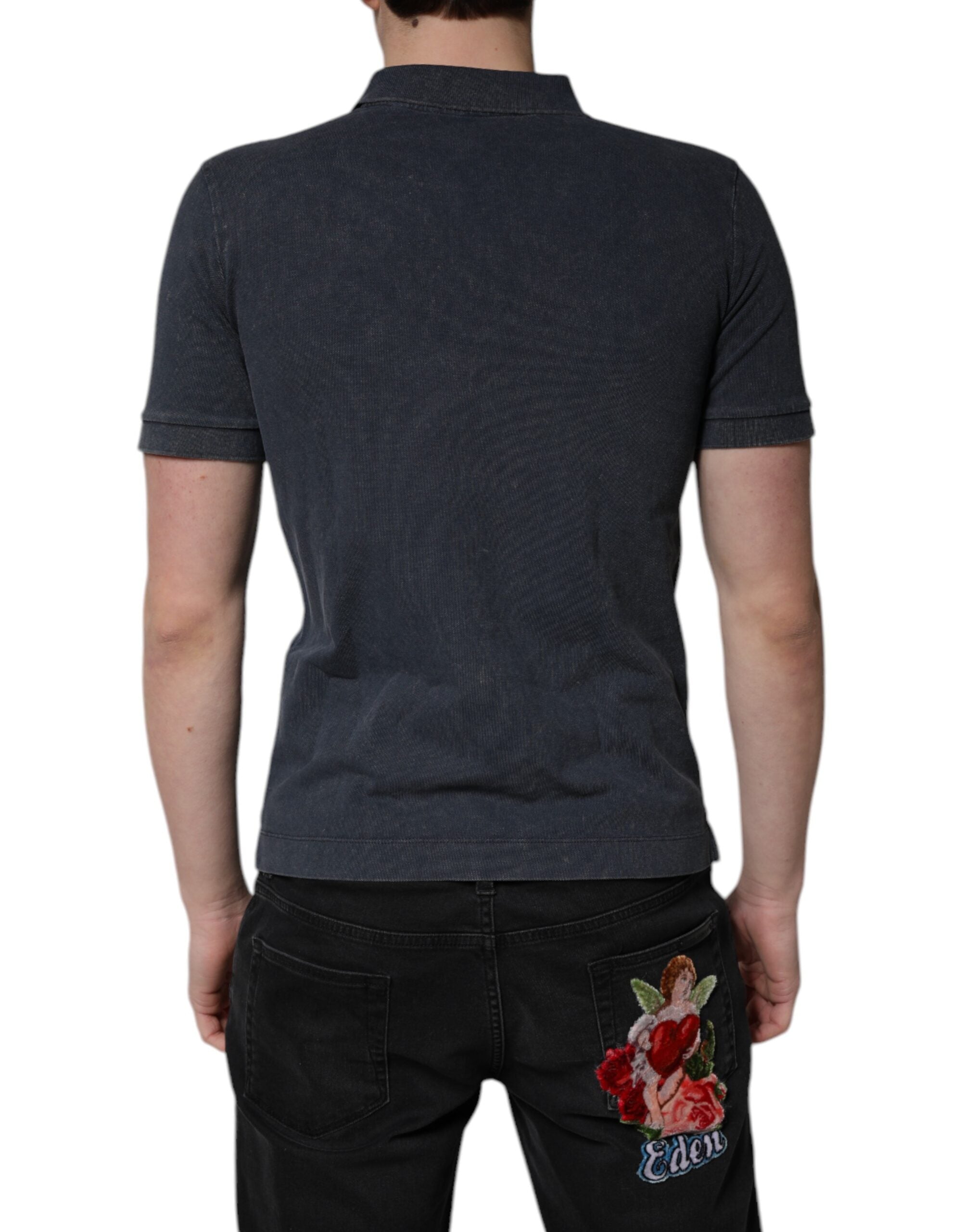 Chemise polo homme Dolce & Gabbana en coton bleu foncé avec logo en plaque, design élégant et moderne.