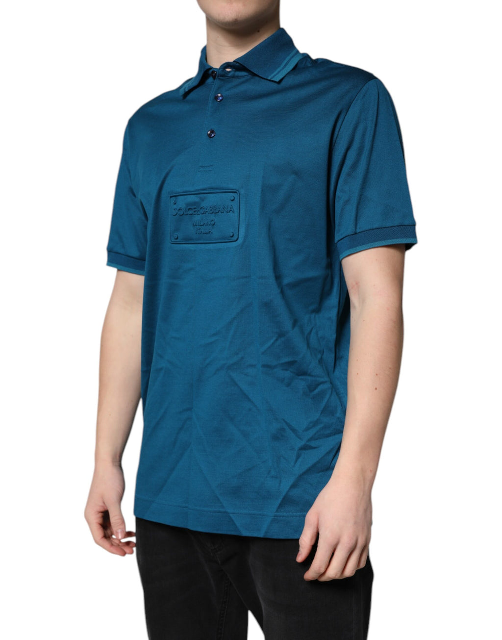 Polo homme Dolce & Gabbana en coton bleu avec logo, col classique et manches courtes, style élégant et décontracté.