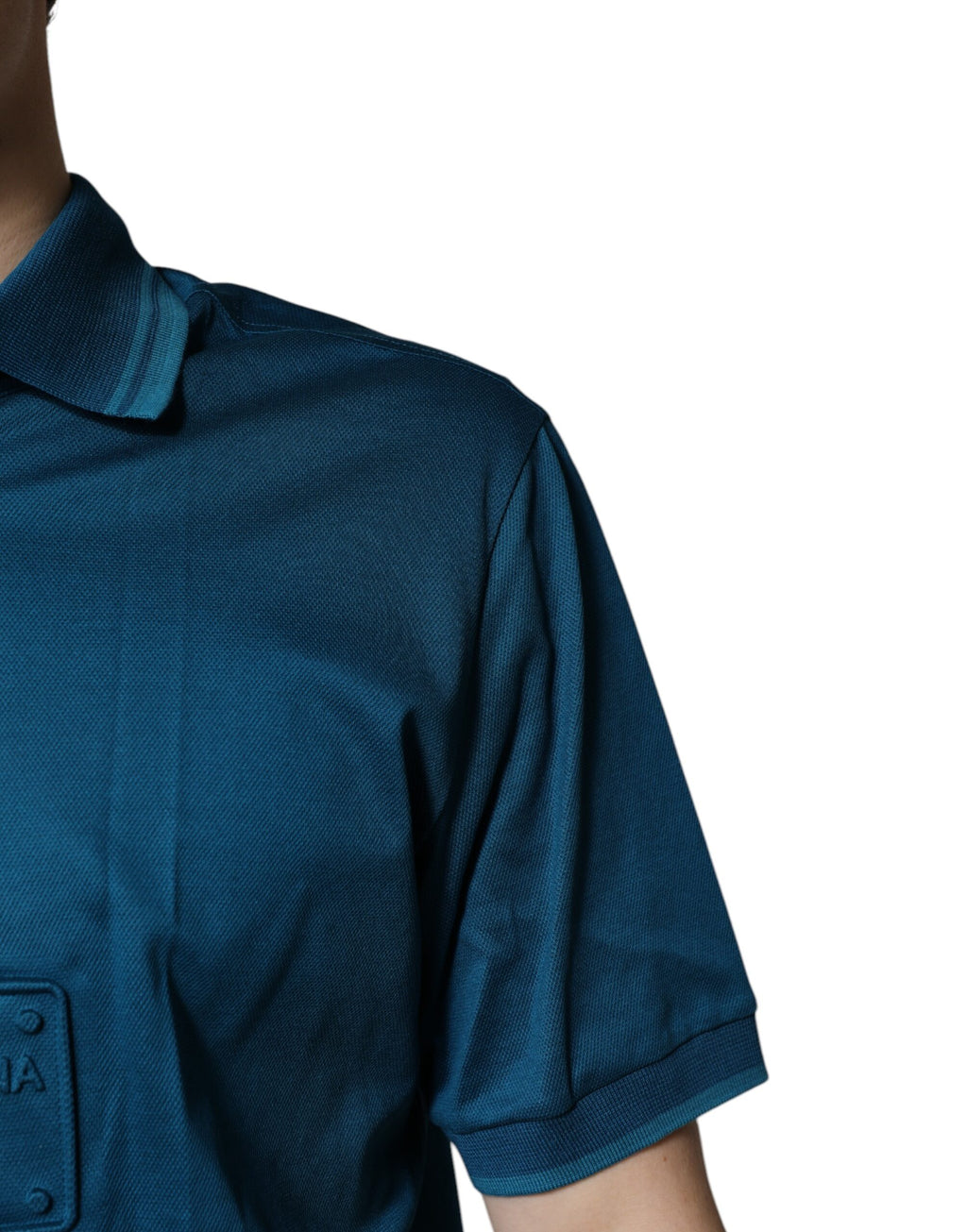 Chemise polo homme Dolce & Gabbana en coton bleu avec logo, élégante et décontractée, visible sur la photo.