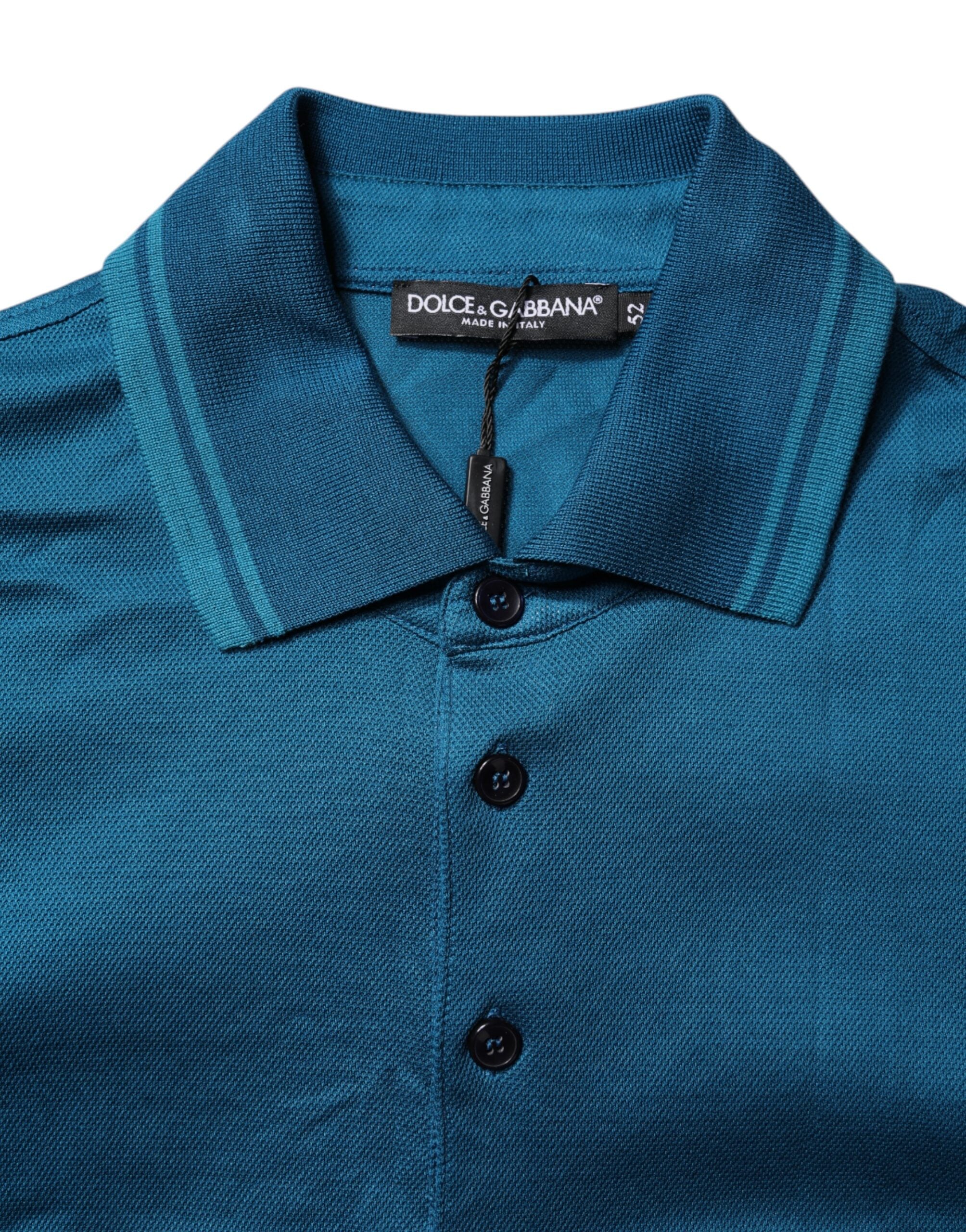 Polo homme Dolce & Gabbana en coton bleu avec logo, col classique et manches courtes, style élégant et décontracté.