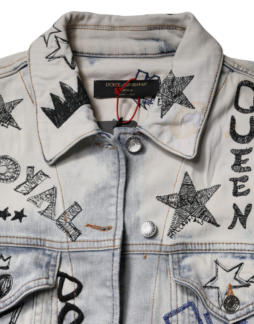 Veste en jean Dolce & Gabbana Light Blue Graffiti avec boutons, décontractée et mode, vue de face sur un mannequin.