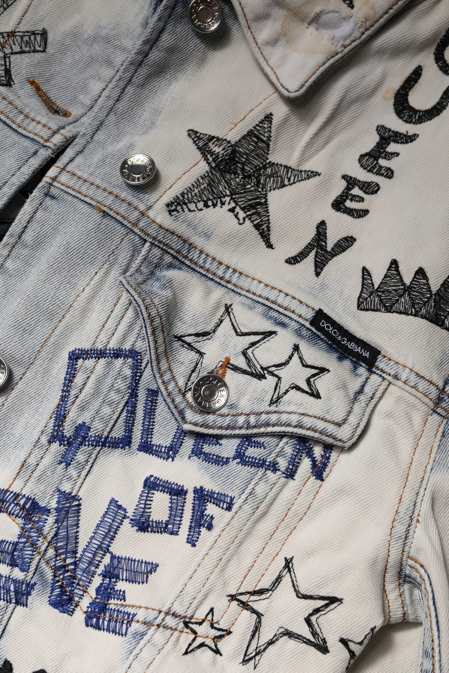 Veste en jean Dolce & Gabbana Light Blue Graffiti à boutons, style décontracté avec motifs graffiti colorés.