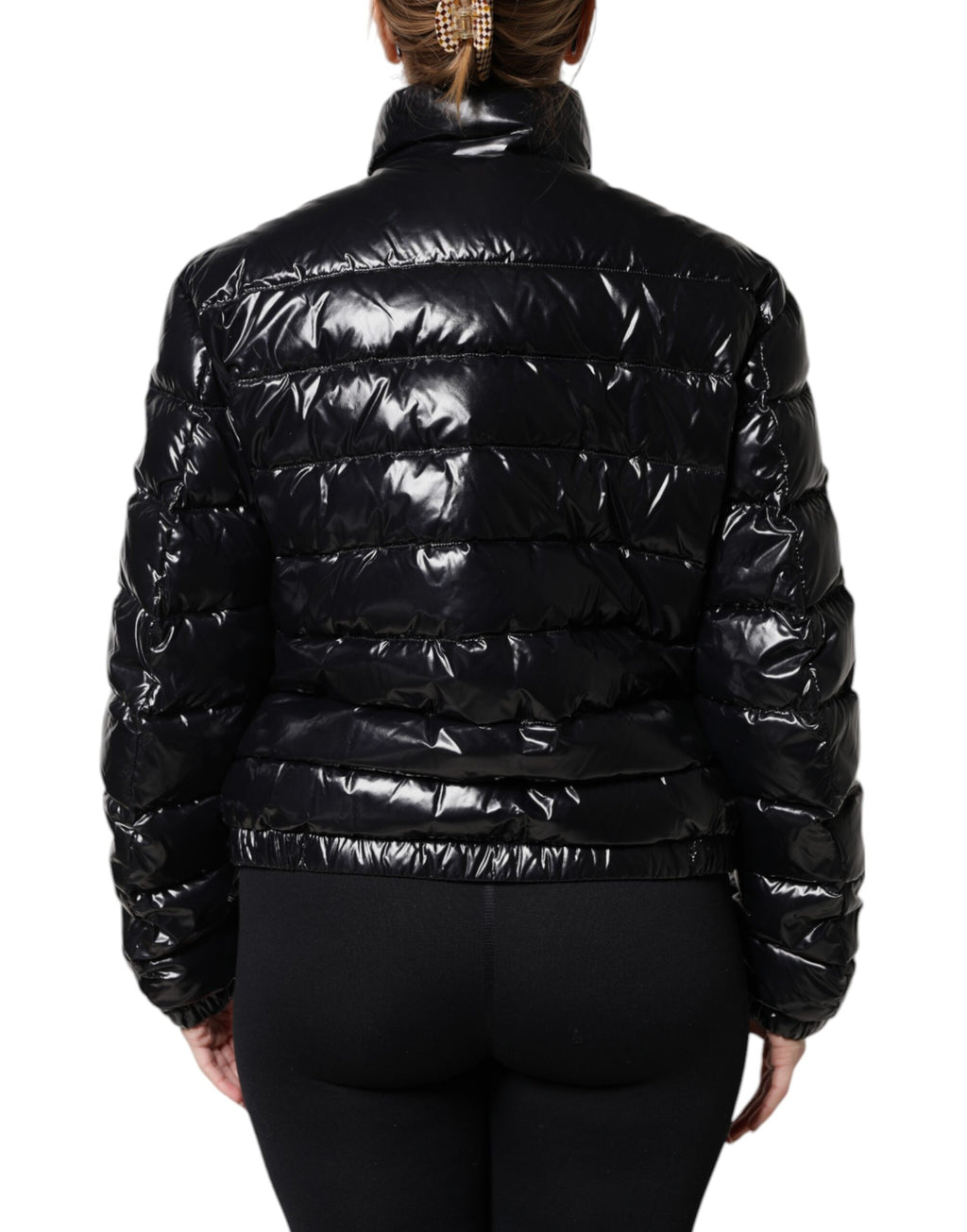 Veste matelassée noire Dolce & Gabbana avec logo en plaque, fermeture éclair intégrale, style chaud et tendance.