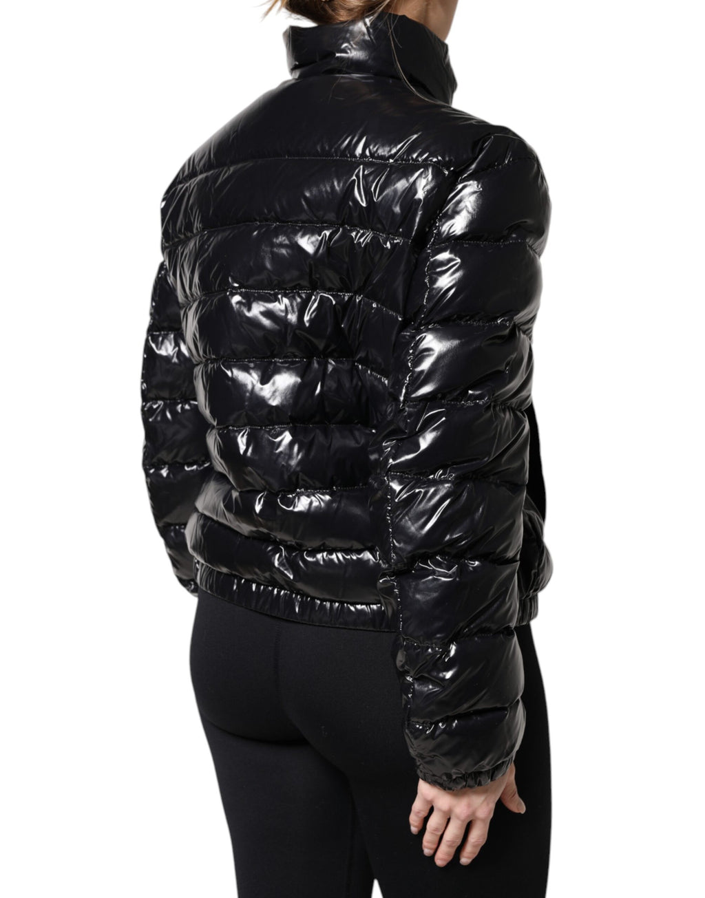 Veste matelassée noire Dolce & Gabbana avec logo en plaque à fermeture éclair complète, style puffer chaud et tendance.
