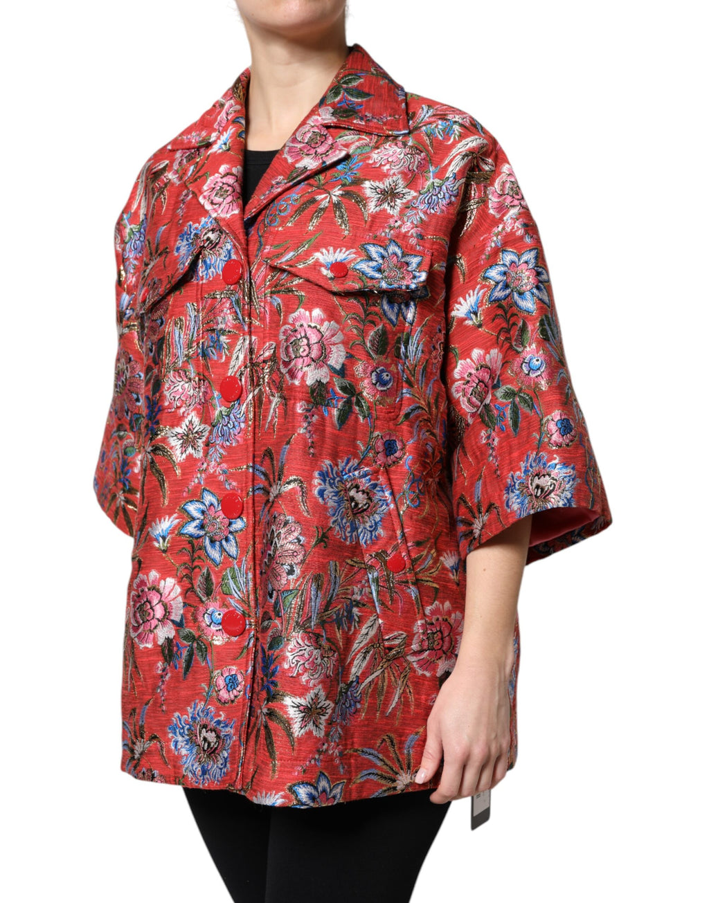 Manteau en jacquard floral rouge Dolce & Gabbana avec boutons, vue de face, détail élégant et tissu texturé.