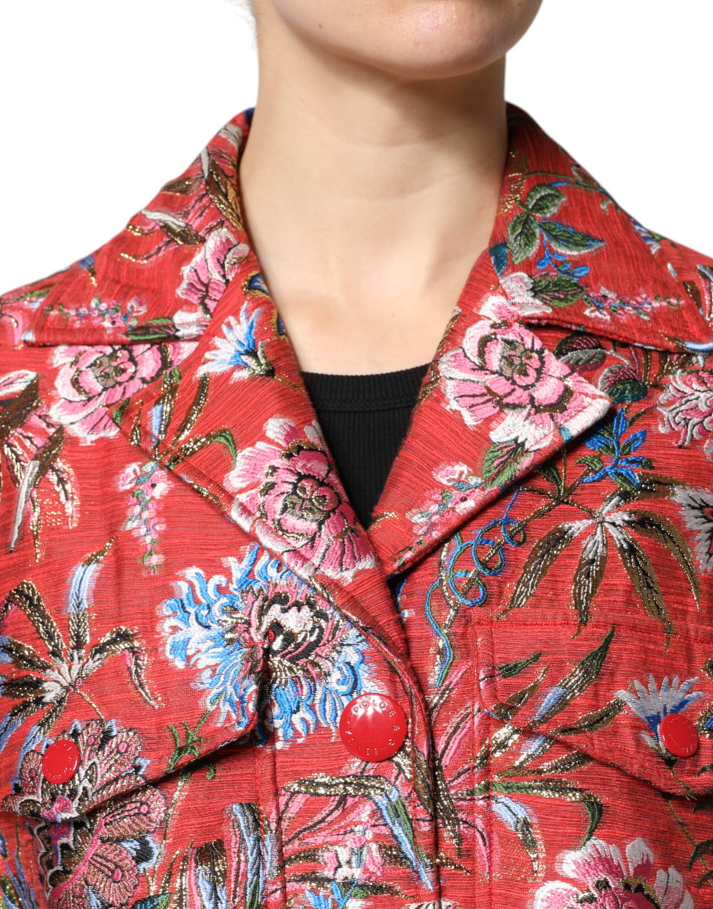 Manteau en jacquard floral rouge Dolce & Gabbana avec boutons, longueur mi-saison, détail élégant et tissu sophistiqué.