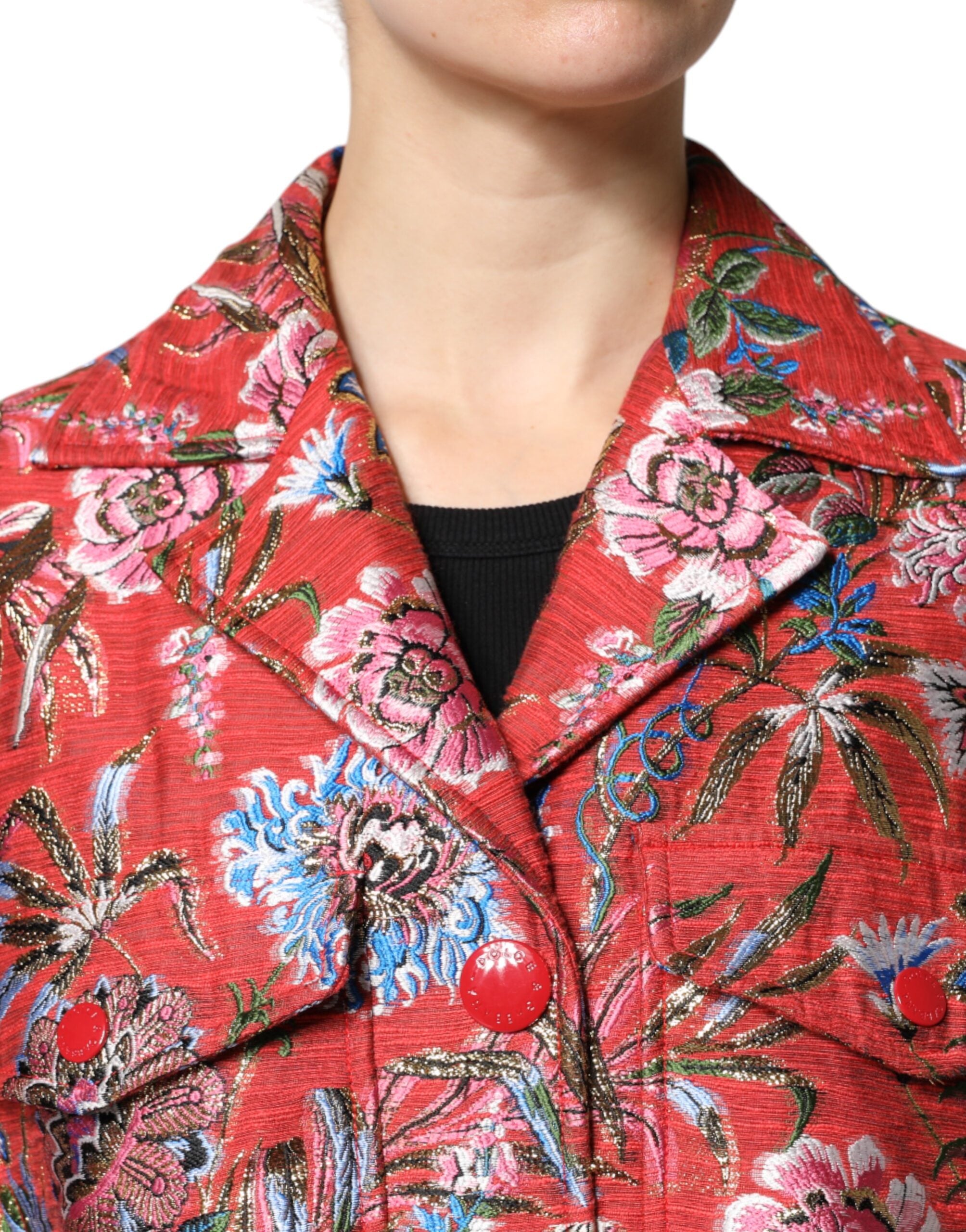 Manteau en jacquard floral rouge Dolce & Gabbana avec boutons, longueur mi-saison, détail élégant et tissu sophistiqué.
