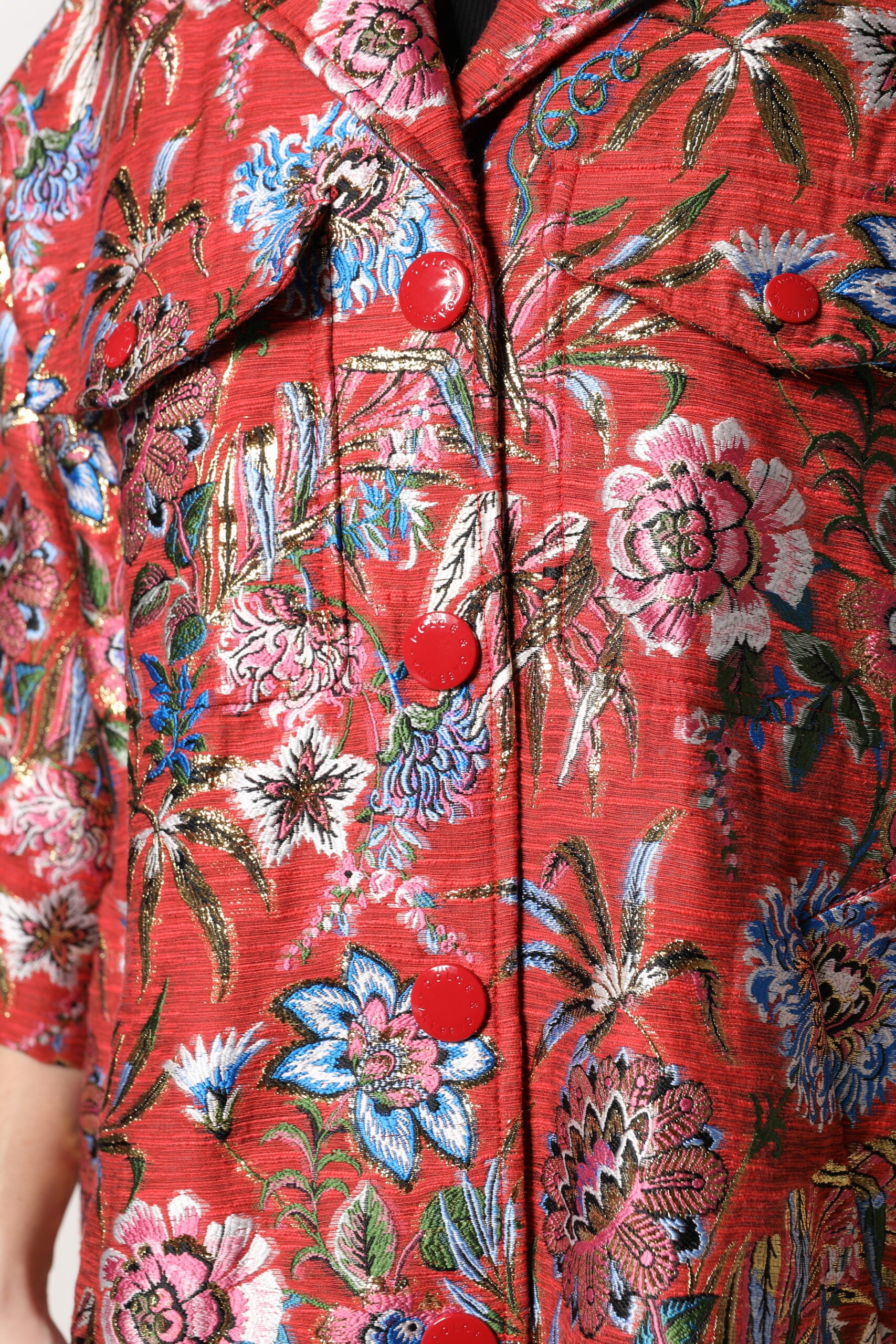 Manteau dolce & gabbana rouge à fleurs en jacquard avec boutons, veste élégante et structurée.