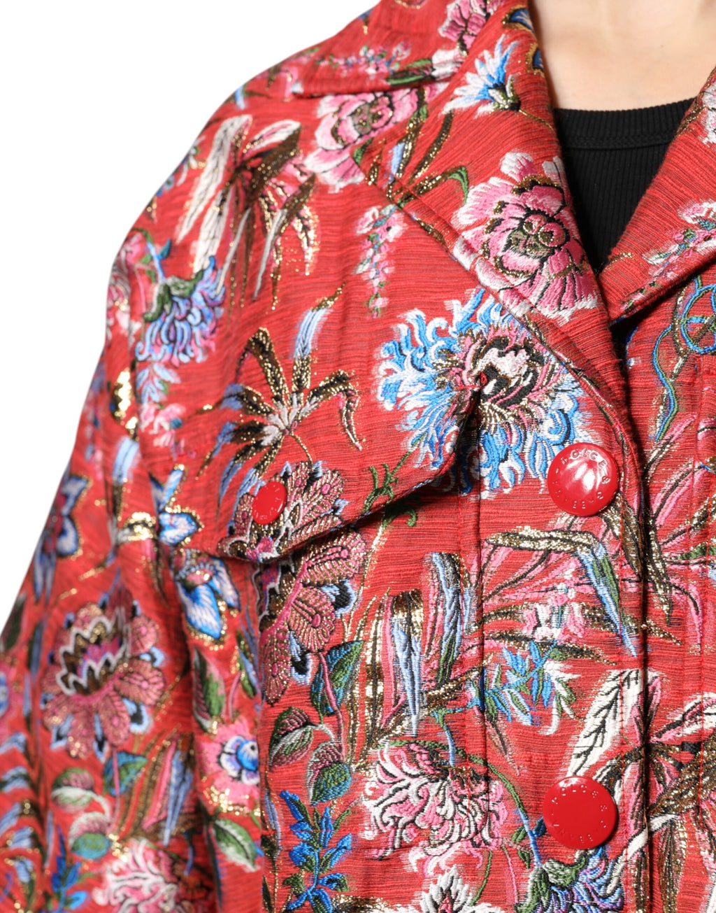 Manteau Dolce & Gabbana rouge à fleurs en jacquard avec boutons, veste élégante en tissu floral sophistiqué.