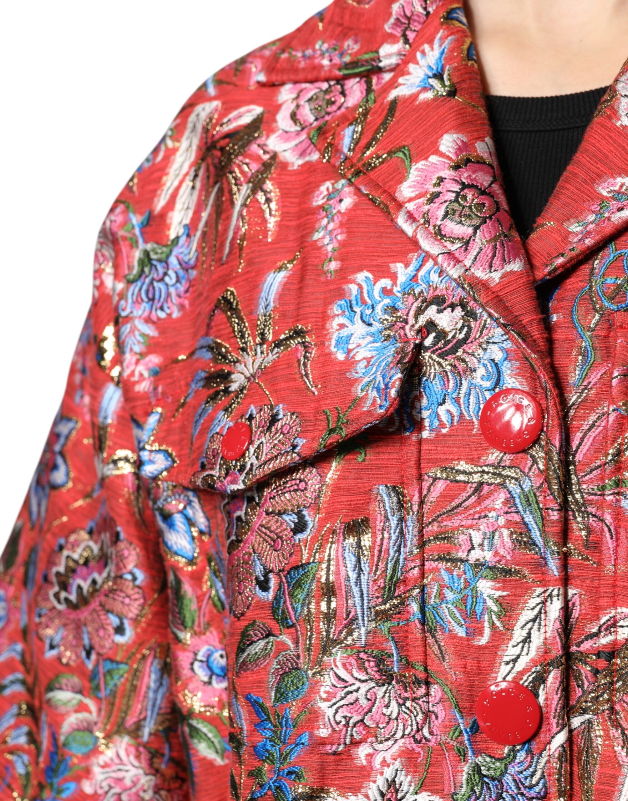 Manteau Dolce & Gabbana rouge à fleurs en jacquard avec boutons, veste élégante en tissu floral sophistiqué.