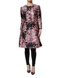Imperméable trench-coat Dolce & Gabbana rose et noir en brocart floral, manches longues et ceinture à la taille.