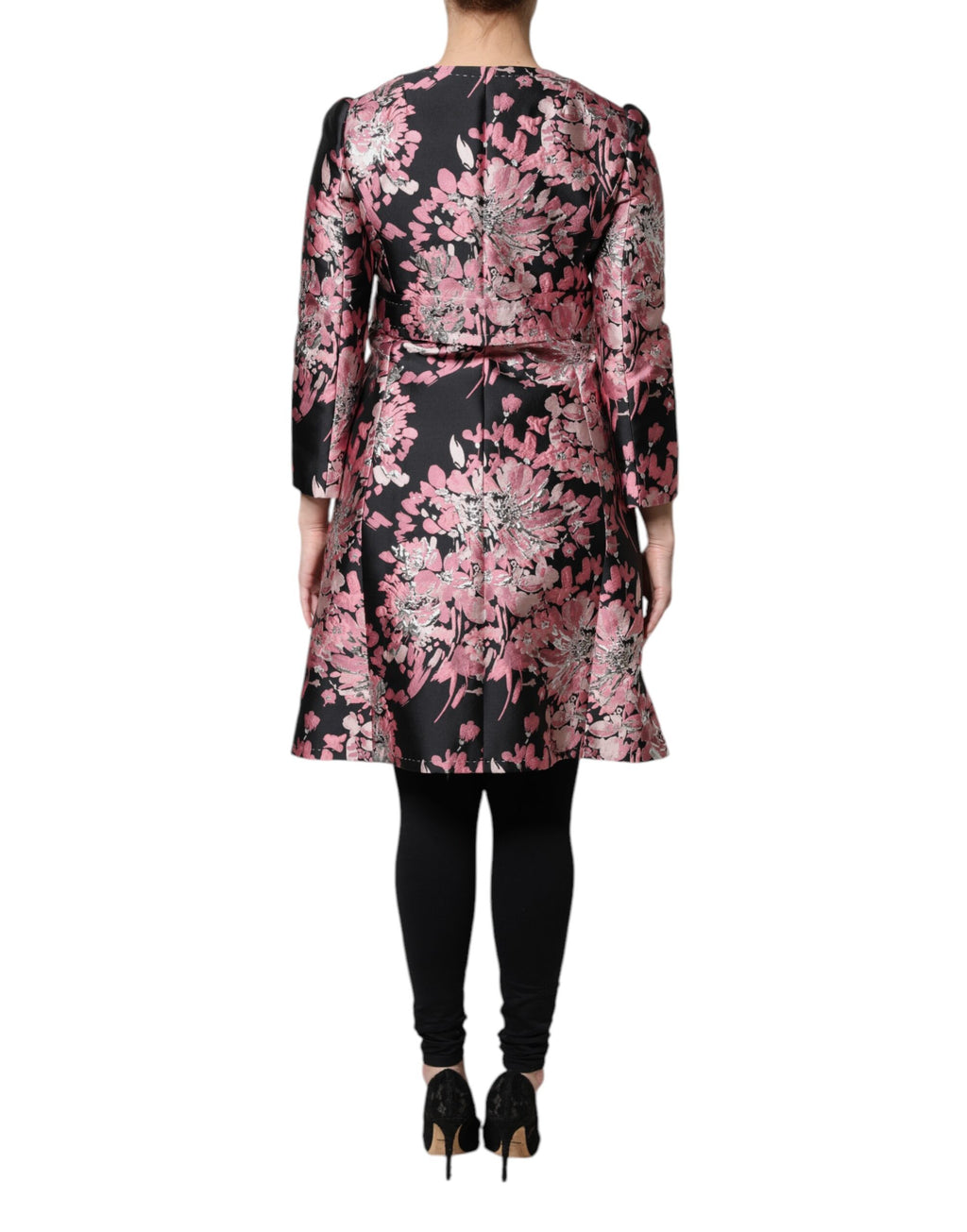 Manteau trench en brocart floral rose et noir de Dolce & Gabbana, coupe élégante et détails sophistiqués visible sur l'image.