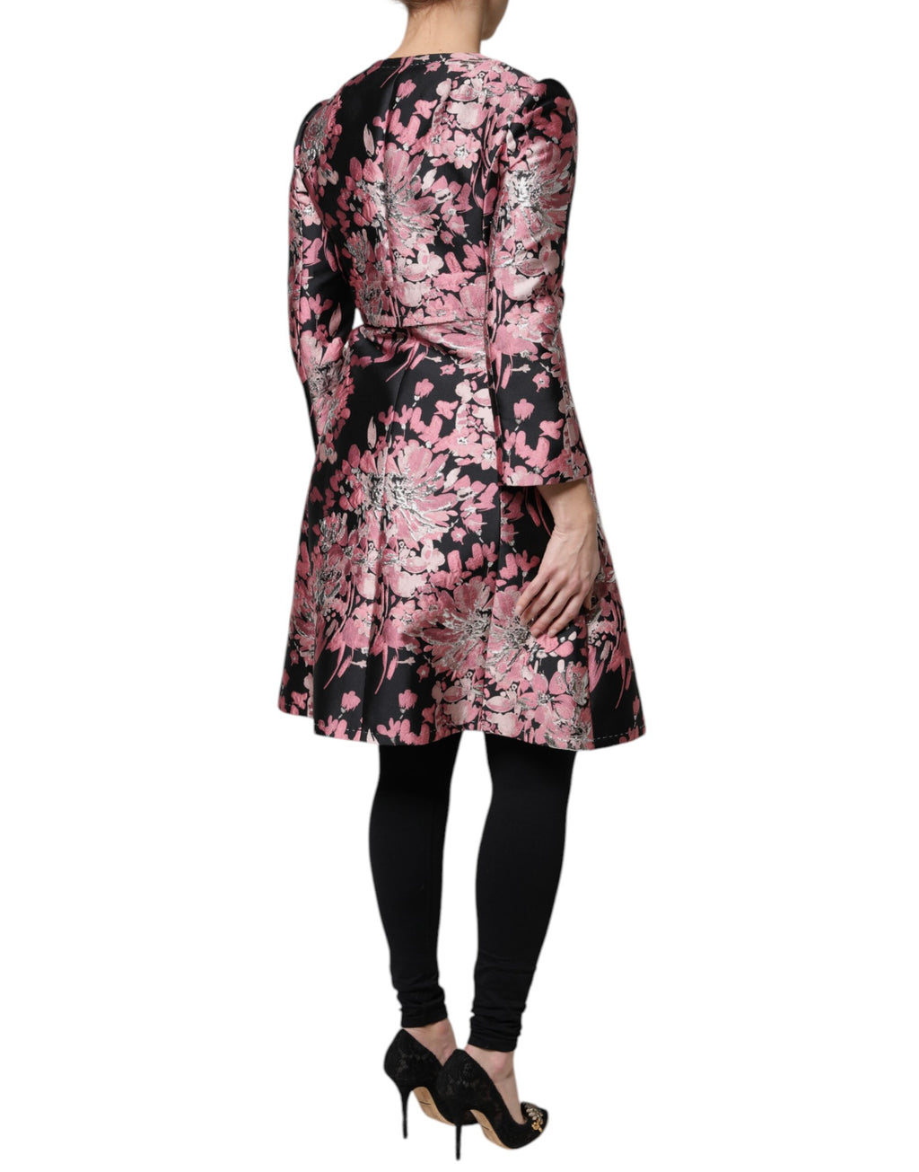 Manteau trench en brocart floral rose et noir de Dolce & Gabbana, veste élégante avec motifs floraux sophistiqués.
