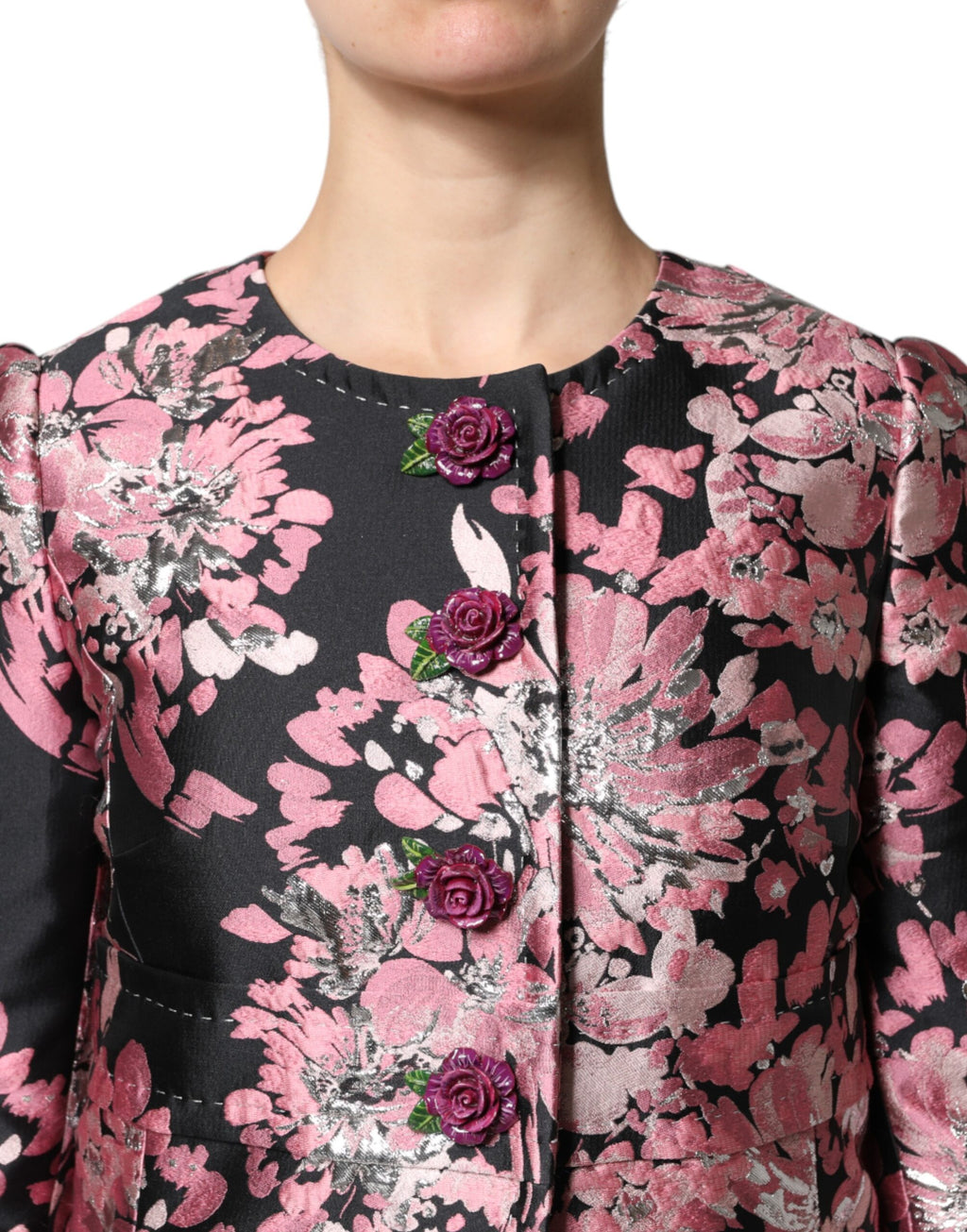 Manteau trench en brocart floral rose et noir de Dolce & Gabbana, veste élégante avec motif fleuri sophistiqué.