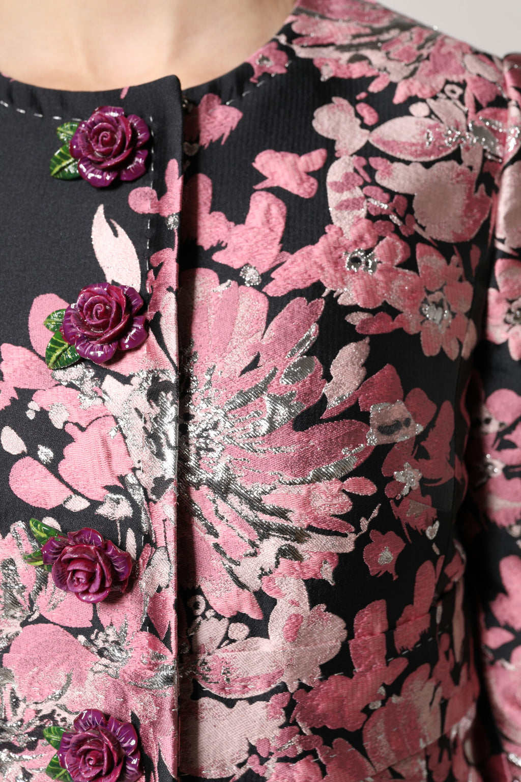 Manteau trench en brocart floral rose et noir de Dolce & Gabbana, élégant et sophistiqué pour femme.