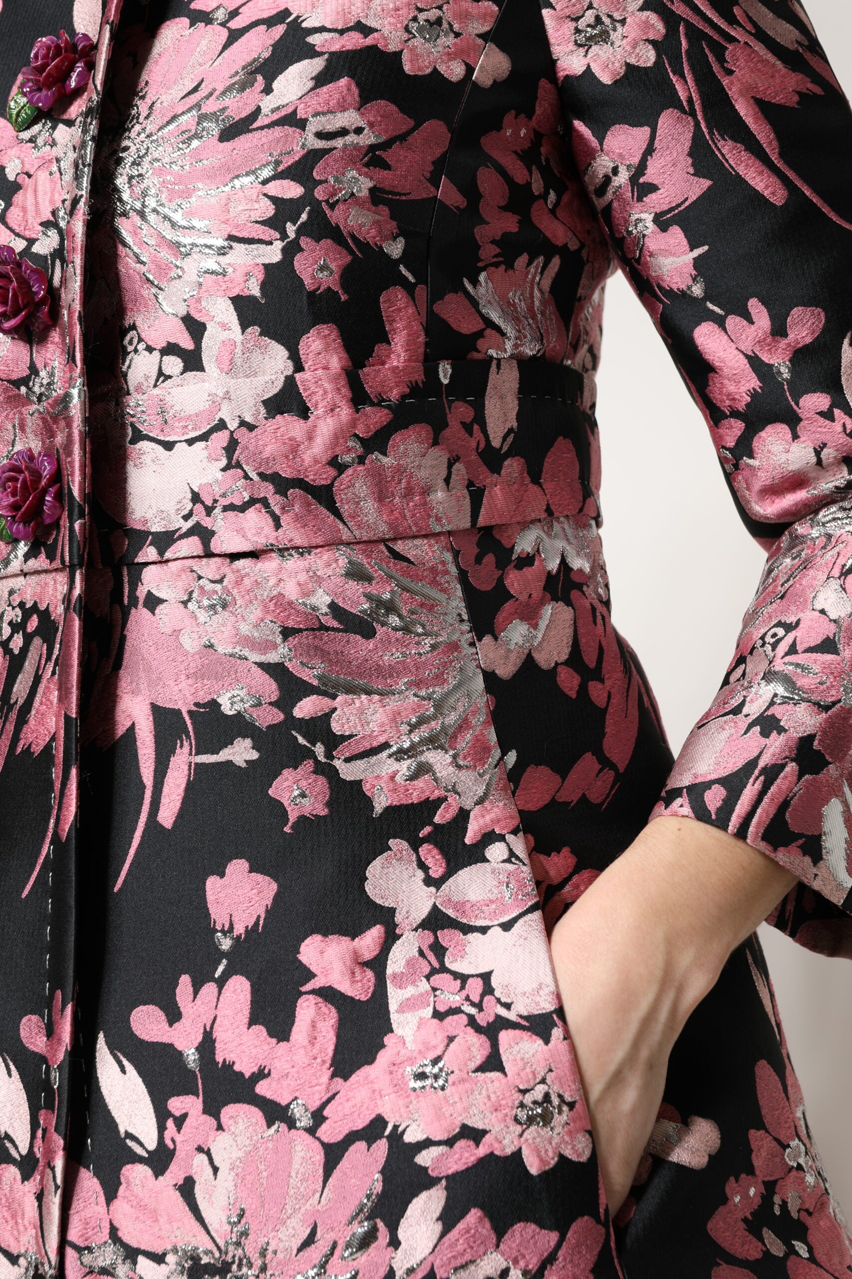 Manteau trench en brocart floral rose et noir de Dolce & Gabbana, veste élégante avec détails sophistiqués.