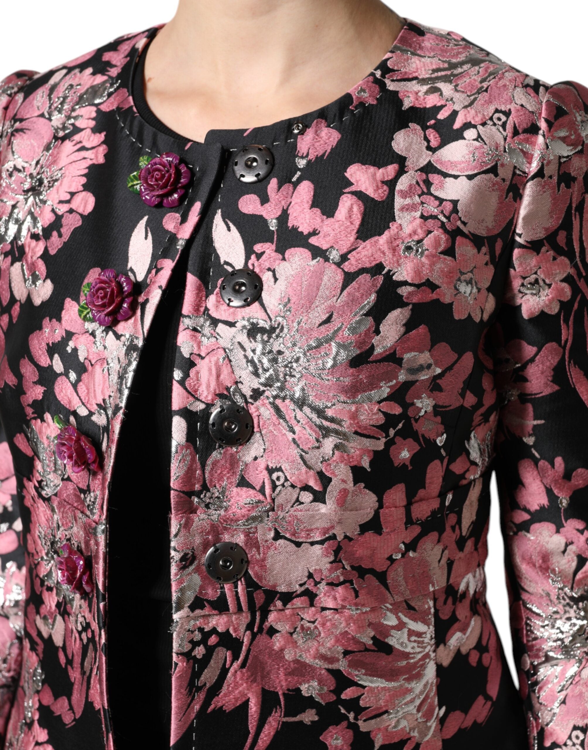 Imperméable Dolce & Gabbana rose et noir à motifs floraux en brocart, veste trench élégante avec ceinture.