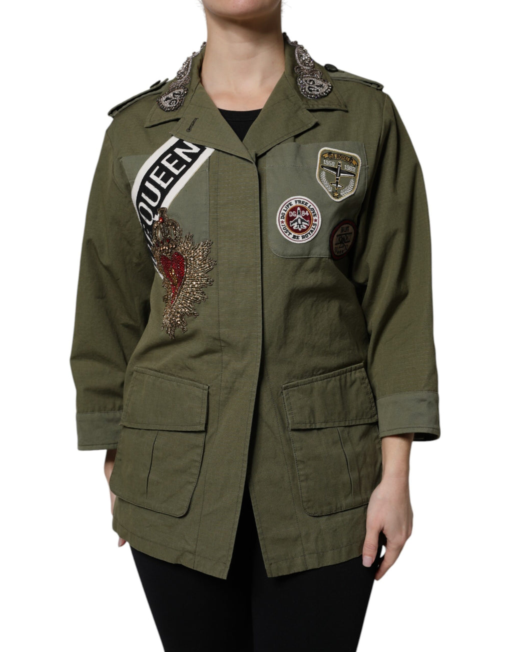Manteau Dolce & Gabbana vert militaire avec embellissements, style queen, veste élégante et tendance.