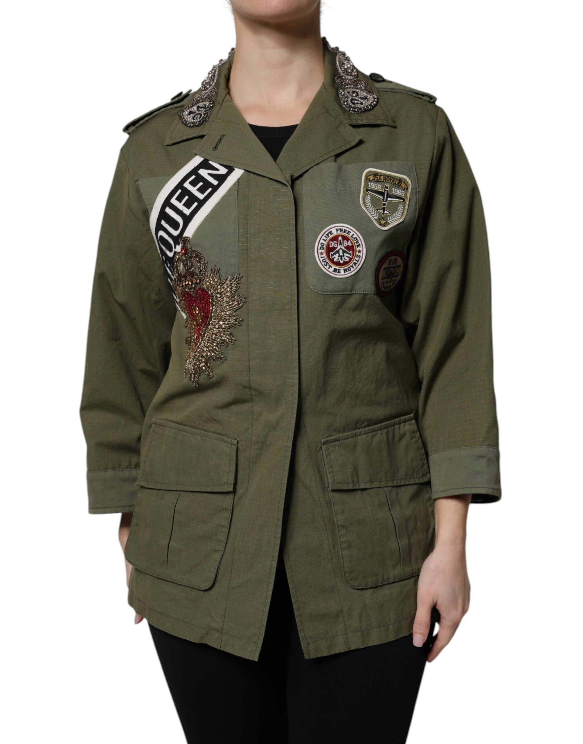 Manteau Dolce & Gabbana vert militaire avec embellissements, style queen, veste élégante et tendance.