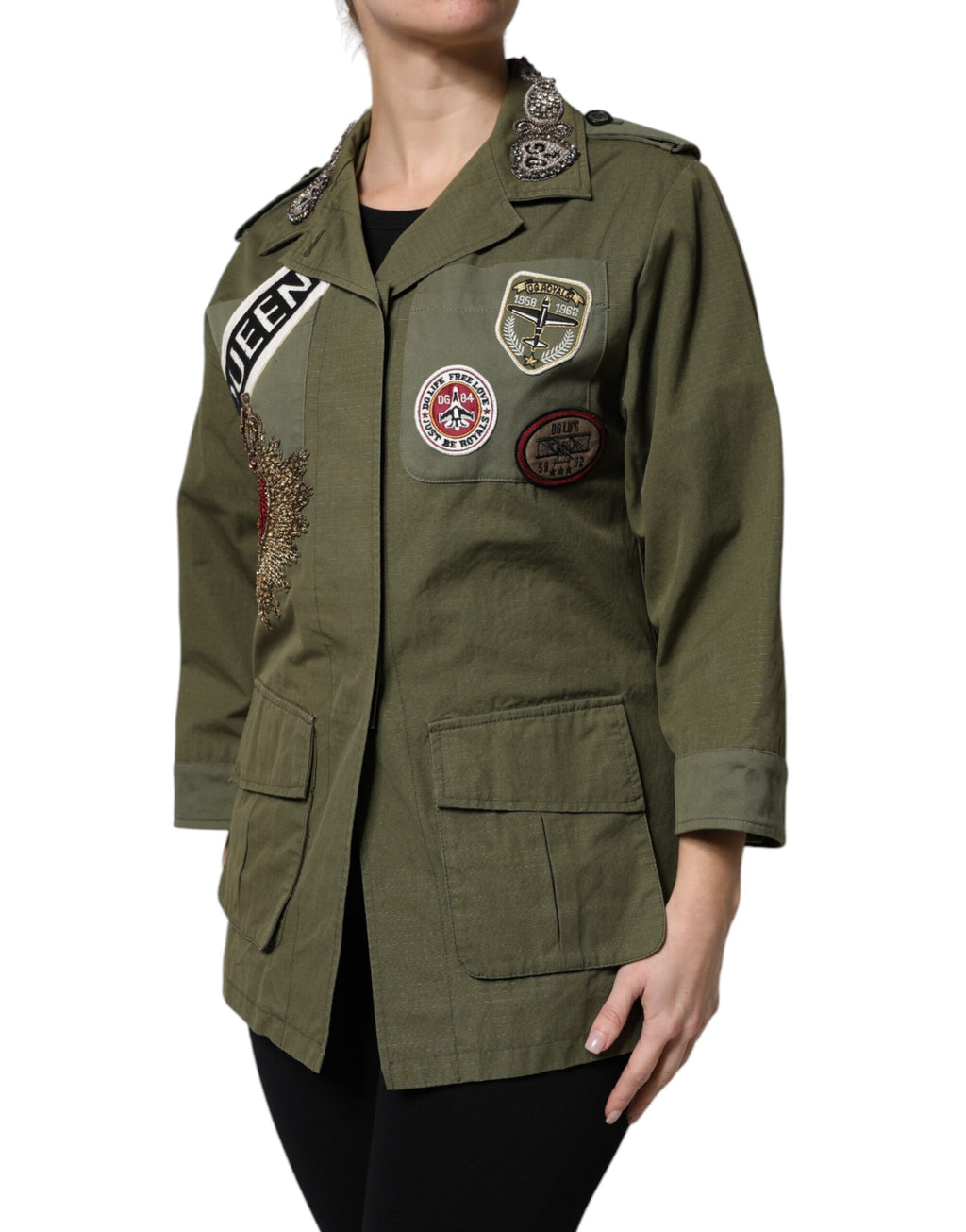 Manteau Dolce & Gabbana vert militaire pour femme avec embellissements, style queen, veste élégante et sophistiquée.