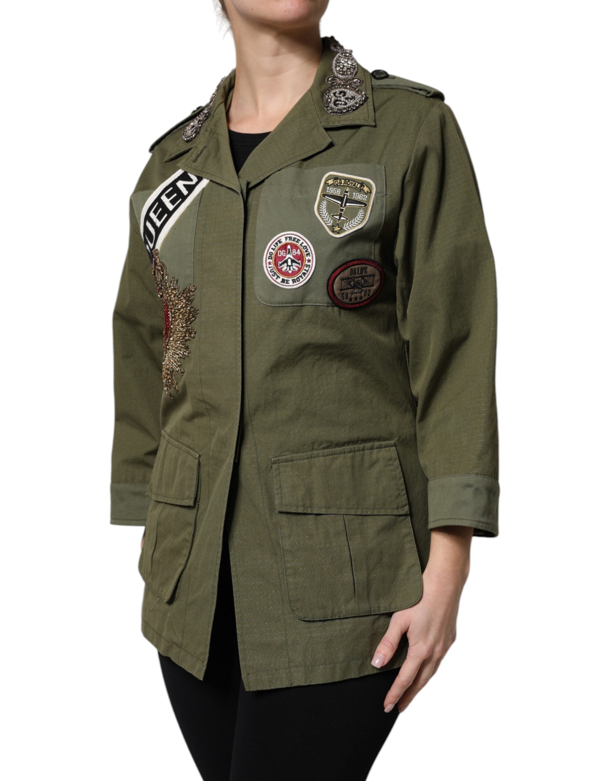 Manteau Dolce & Gabbana vert militaire pour femme avec embellissements, style queen, veste élégante et sophistiquée.