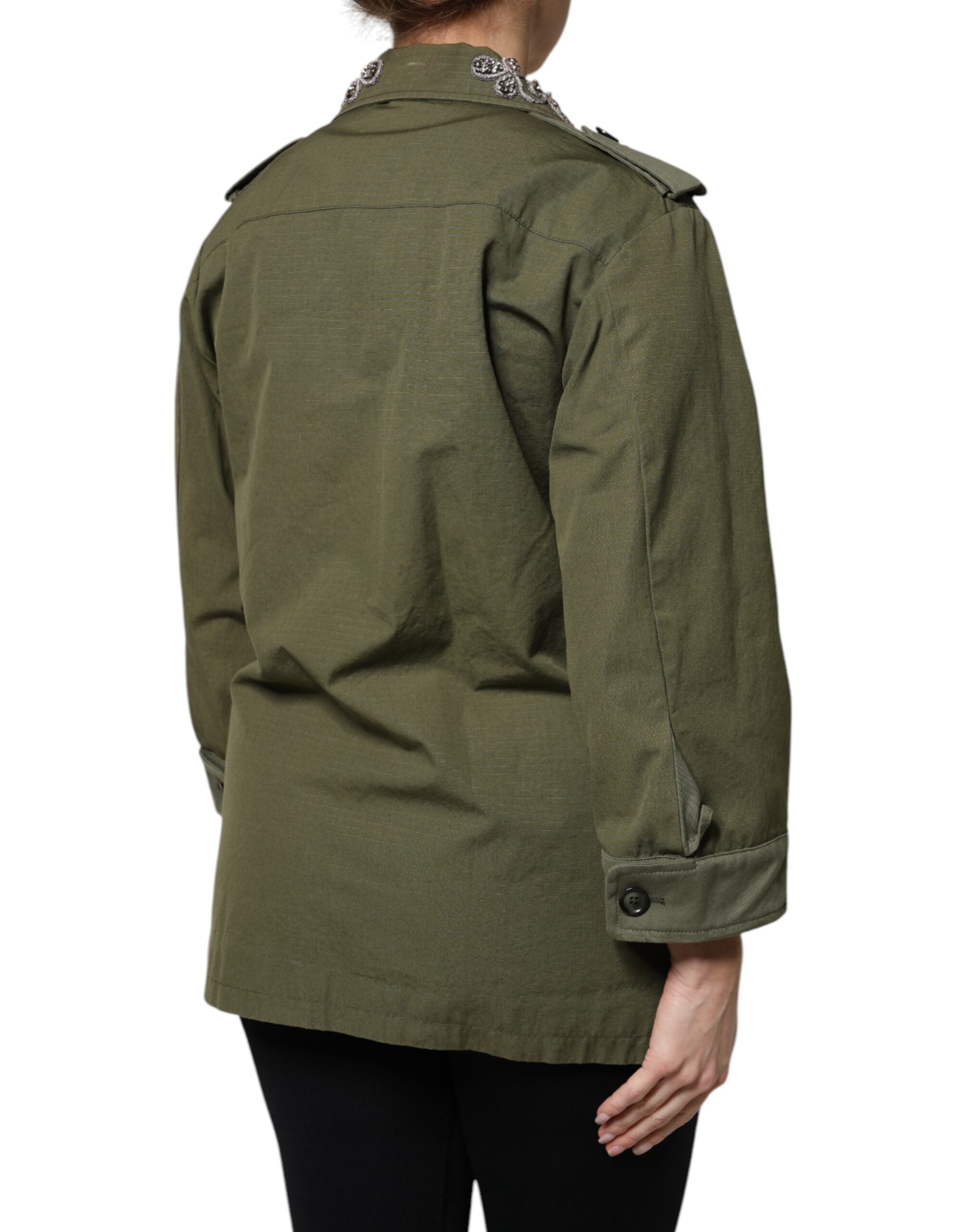 Manteau militaire vert olive Dolce & Gabbana pour femme avec embellissements, style élégant et sophistiqué.