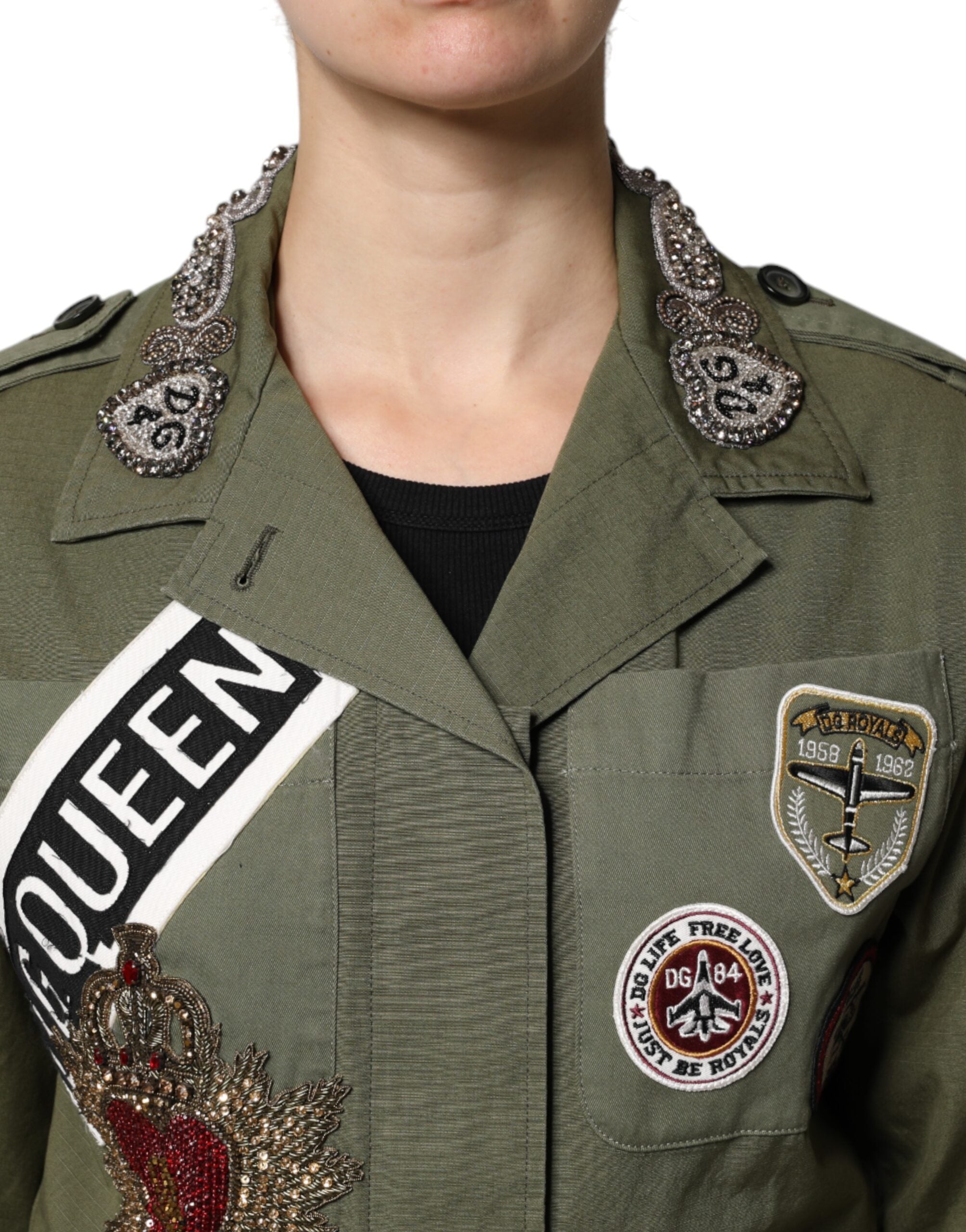 Manteau Dolce & Gabbana vert militaire pour femme avec embellissements, coupe élégante et détails sophistiqués.