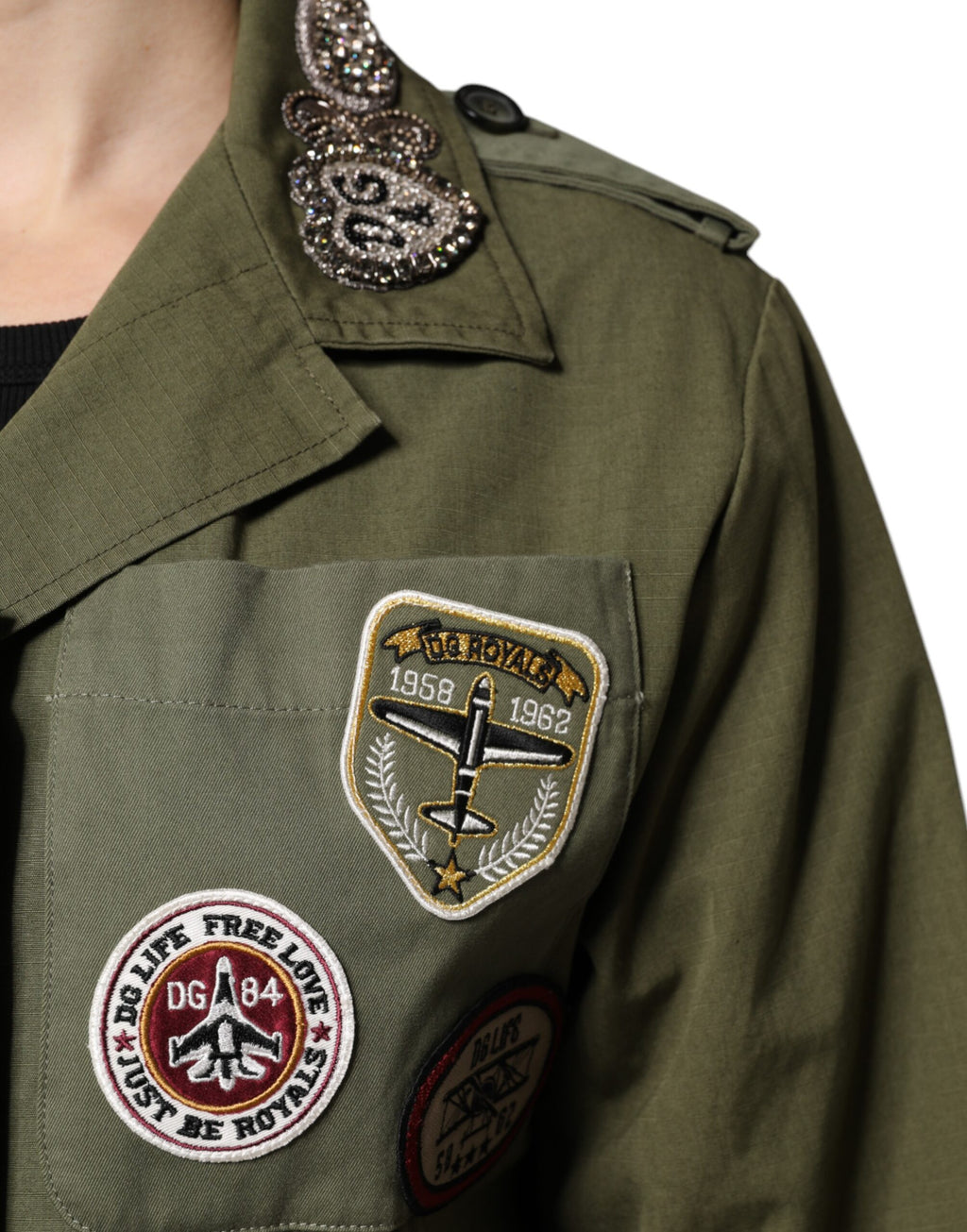 Manteau Dolce & Gabbana vert militaire pour femme avec embellissements, coupe élégante et détails sophistiqués.