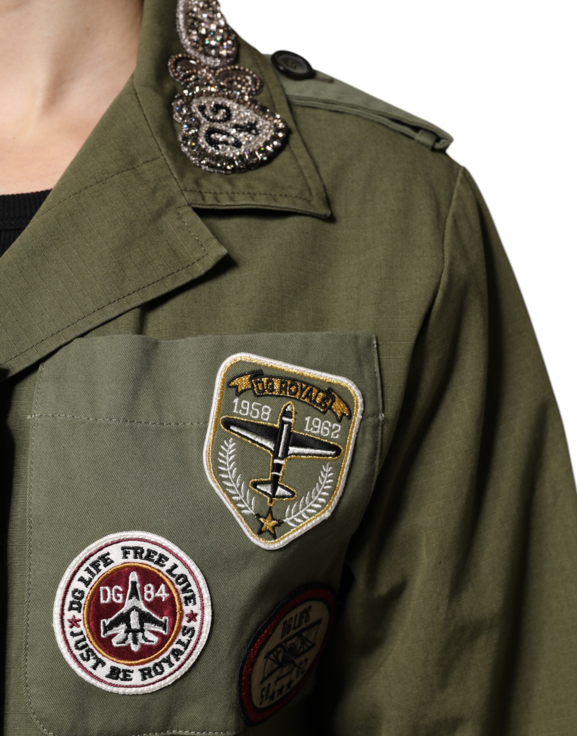 Manteau Dolce & Gabbana vert militaire pour femme avec embellissements, coupe élégante et détails sophistiqués.