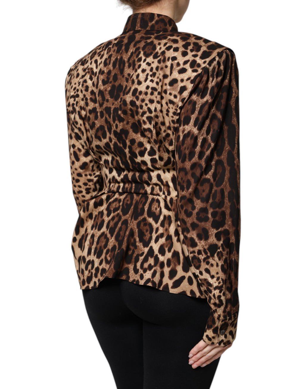 Manteau Dolce & Gabbana en soie marron à motifs léopard avec boutons, élégant et tendance.