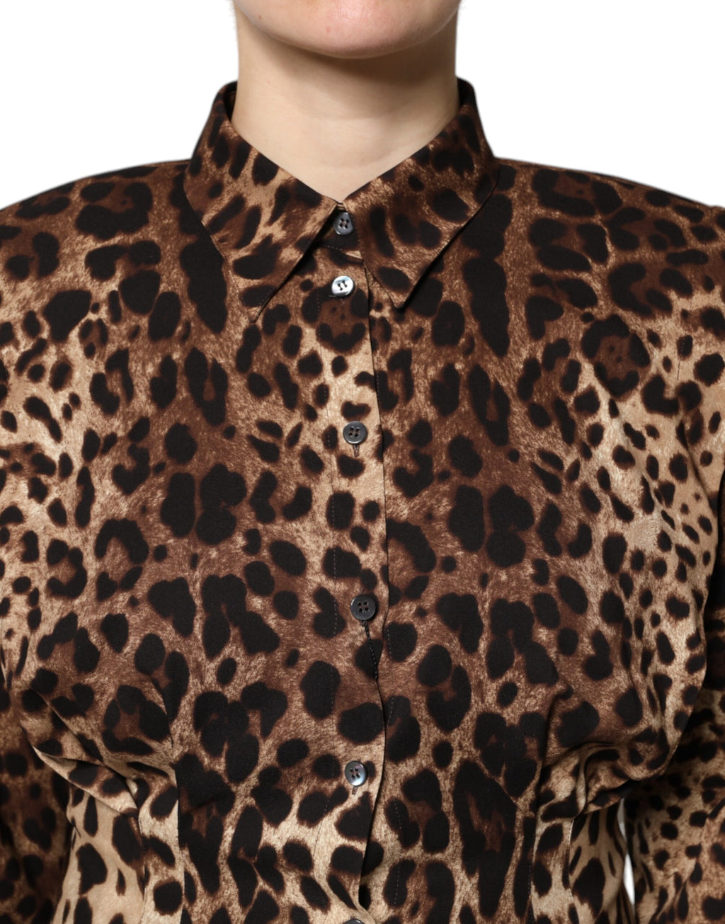 Manteau en soie marron à motifs léopard de Dolce & Gabbana, veste à boutons élégante et sophistiquée.
