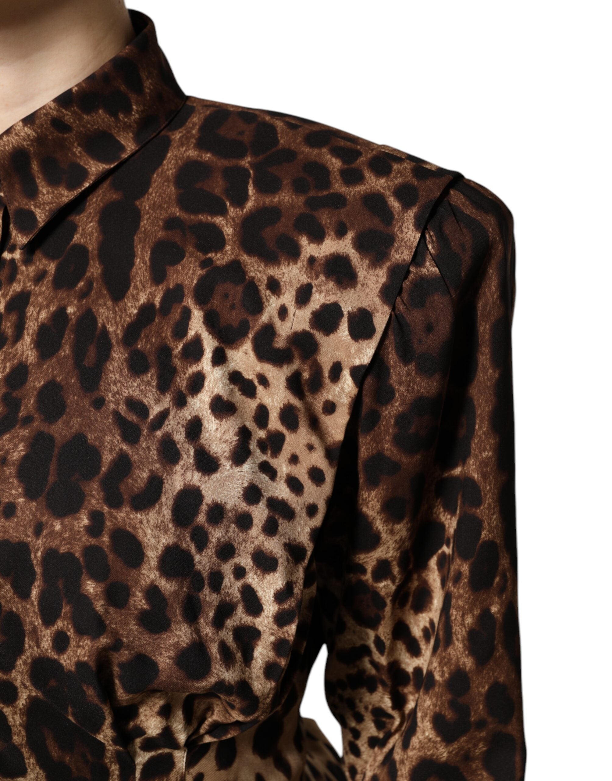 Manteau en soie à boutons, motif léopard marron, de la marque Dolce & Gabbana, avec col et détails élégants.