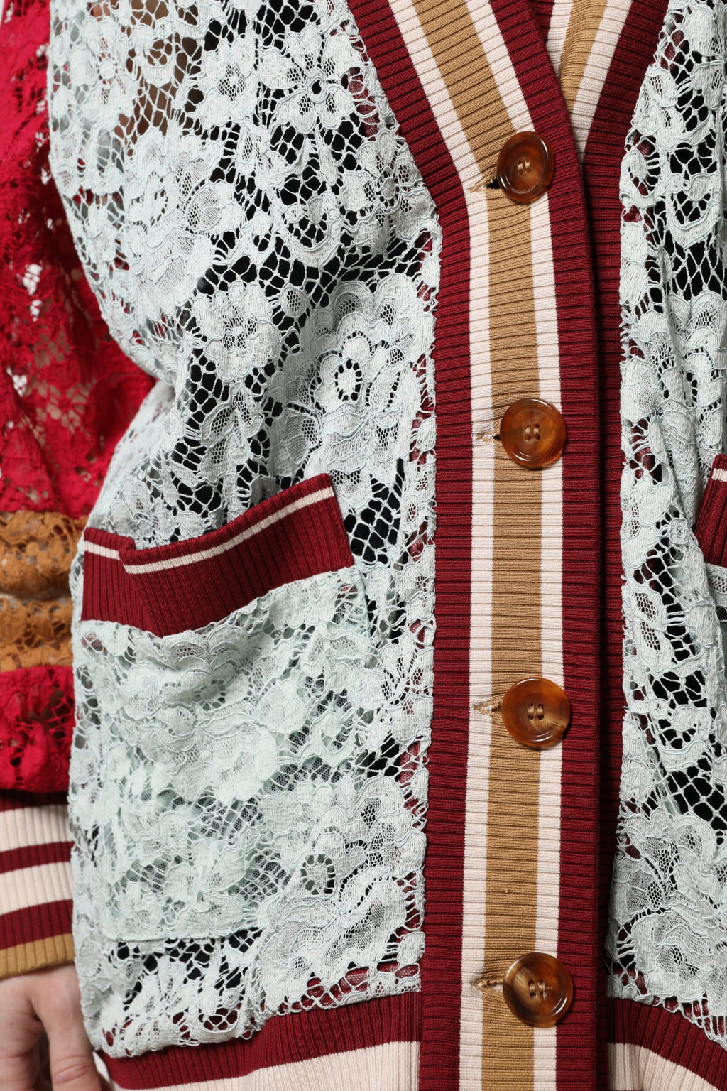Cardigan en dentelle florale multicolore de Dolce & Gabbana, pull à manches longues avec détails délicats et motifs floraux.