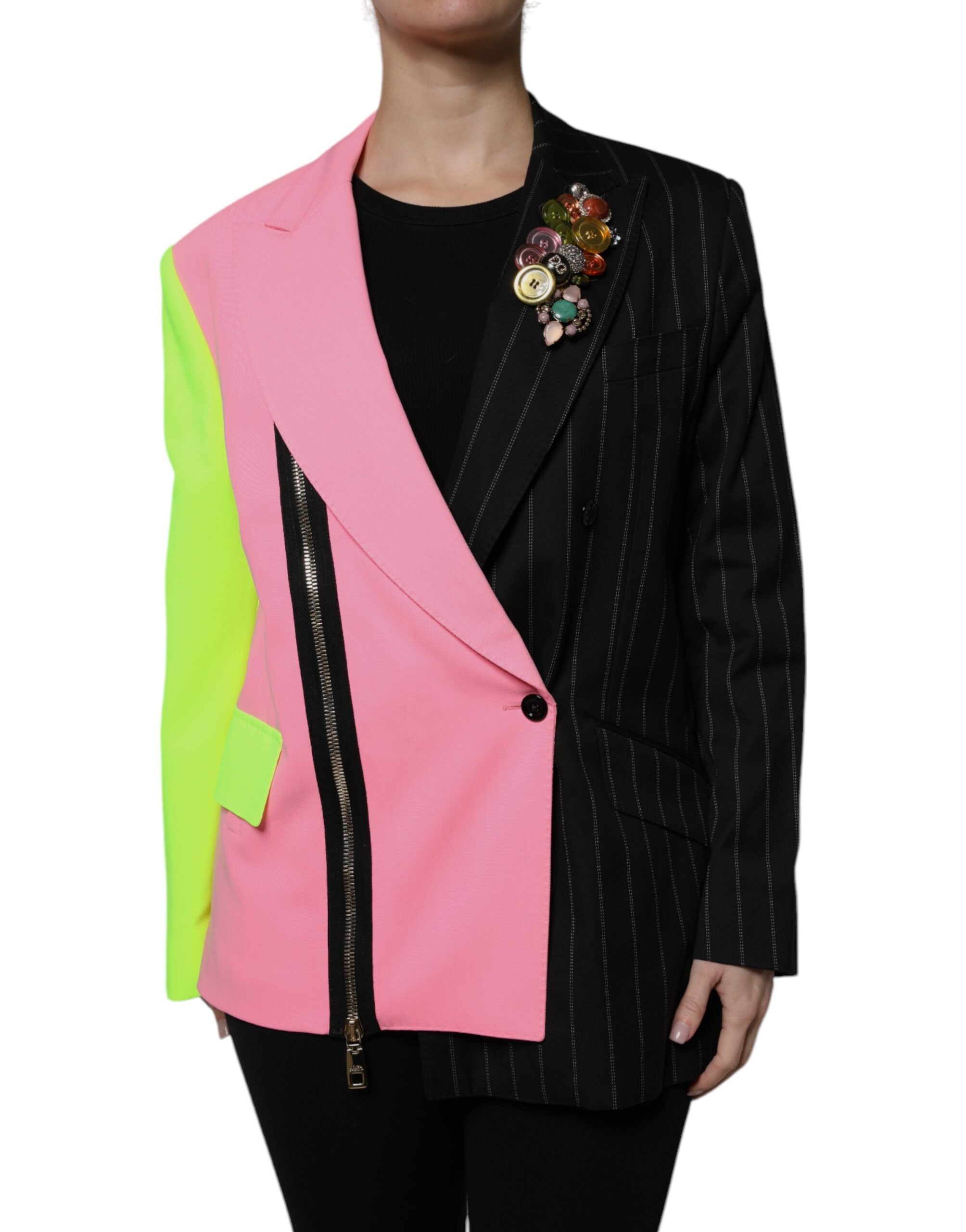Manteau à patchworks multicolores et embellissements de Dolce & Gabbana, veste élégante en tissu coloré et orné de détails sophistiqués.