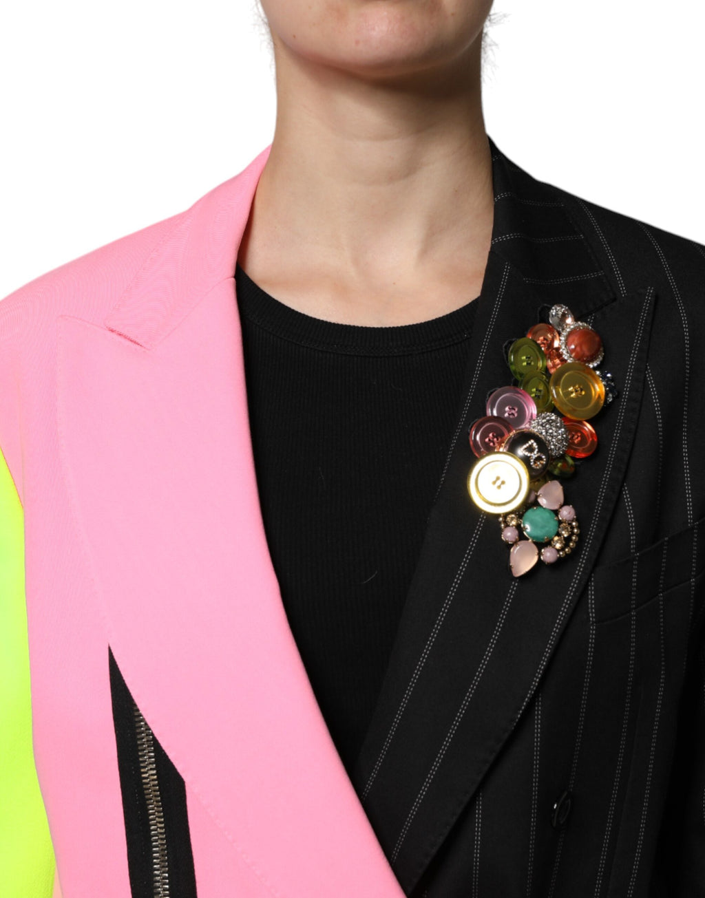 Manteau Dolce & Gabbana en patchwork multicolore avec embellissements, coupe élégante et détails colorés.