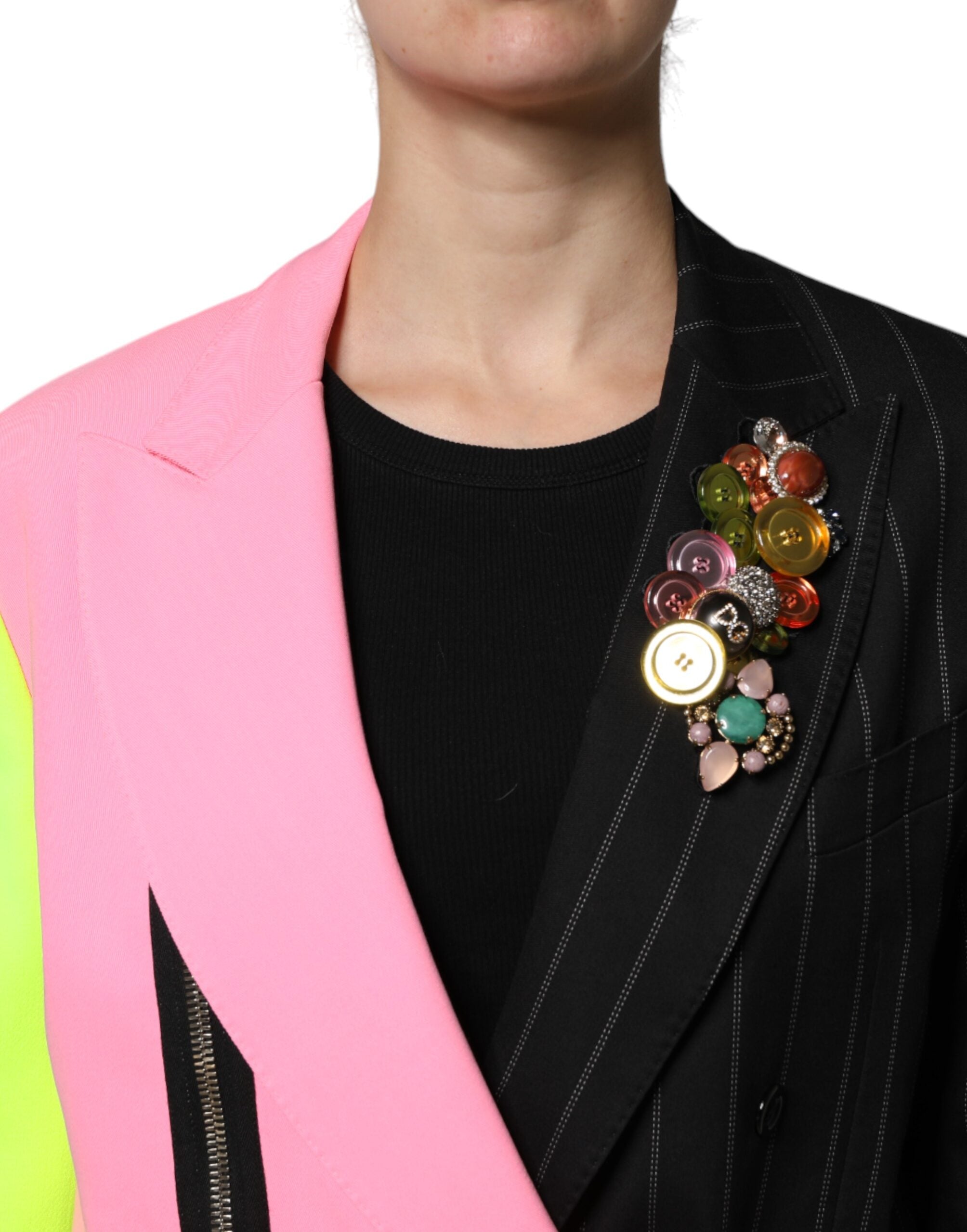Manteau Dolce & Gabbana en patchwork multicolore avec embellissements, coupe élégante et détails colorés.