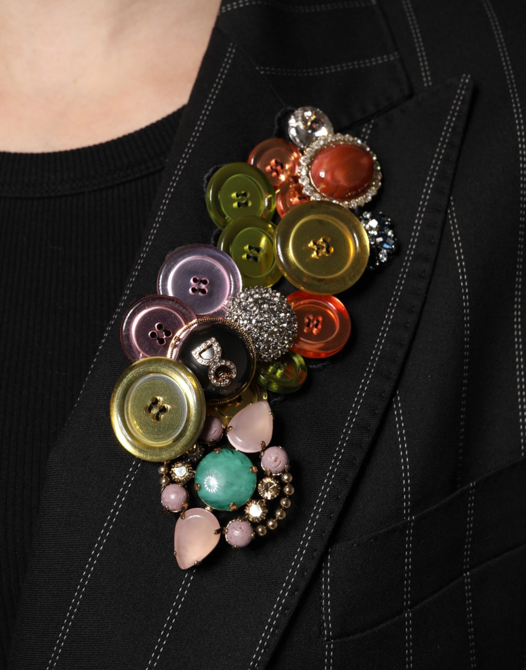 Manteau Dolce & Gabbana à patchwork multicolore avec embellissements, style élégant et détails colorés visibles.