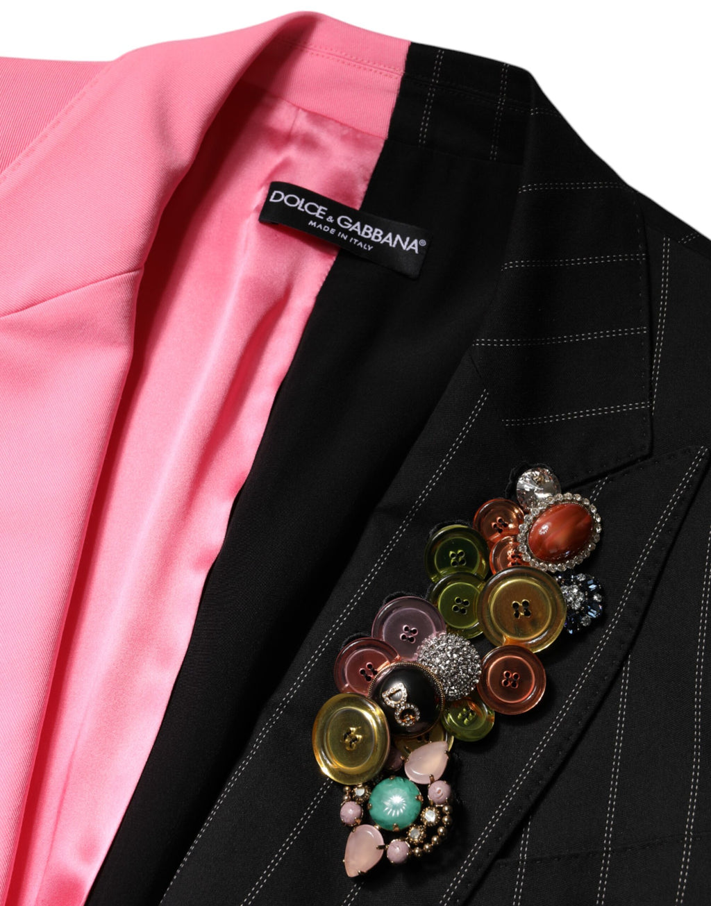 Veste Dolce & Gabbana en patchwork multicolore avec embellissements, manteau élégante en tissu avec détails colorés.