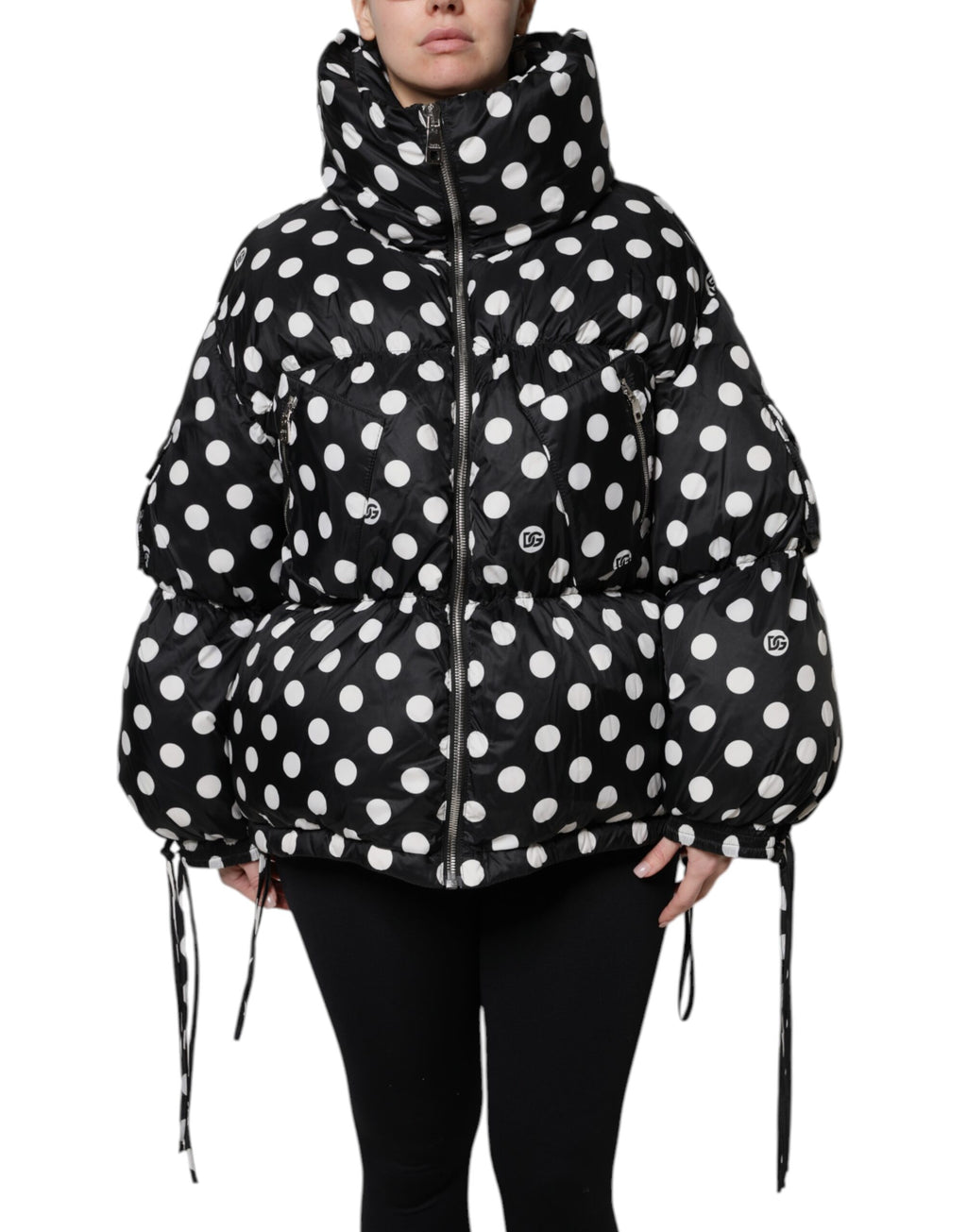 Veste matelassée Dolce & Gabbana noire et blanche à pois avec fermeture éclair complète, style élégant et chaud.