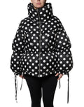 Veste matelassée Dolce & Gabbana noire et blanche à pois avec fermeture éclair complète, style élégant et chaud.