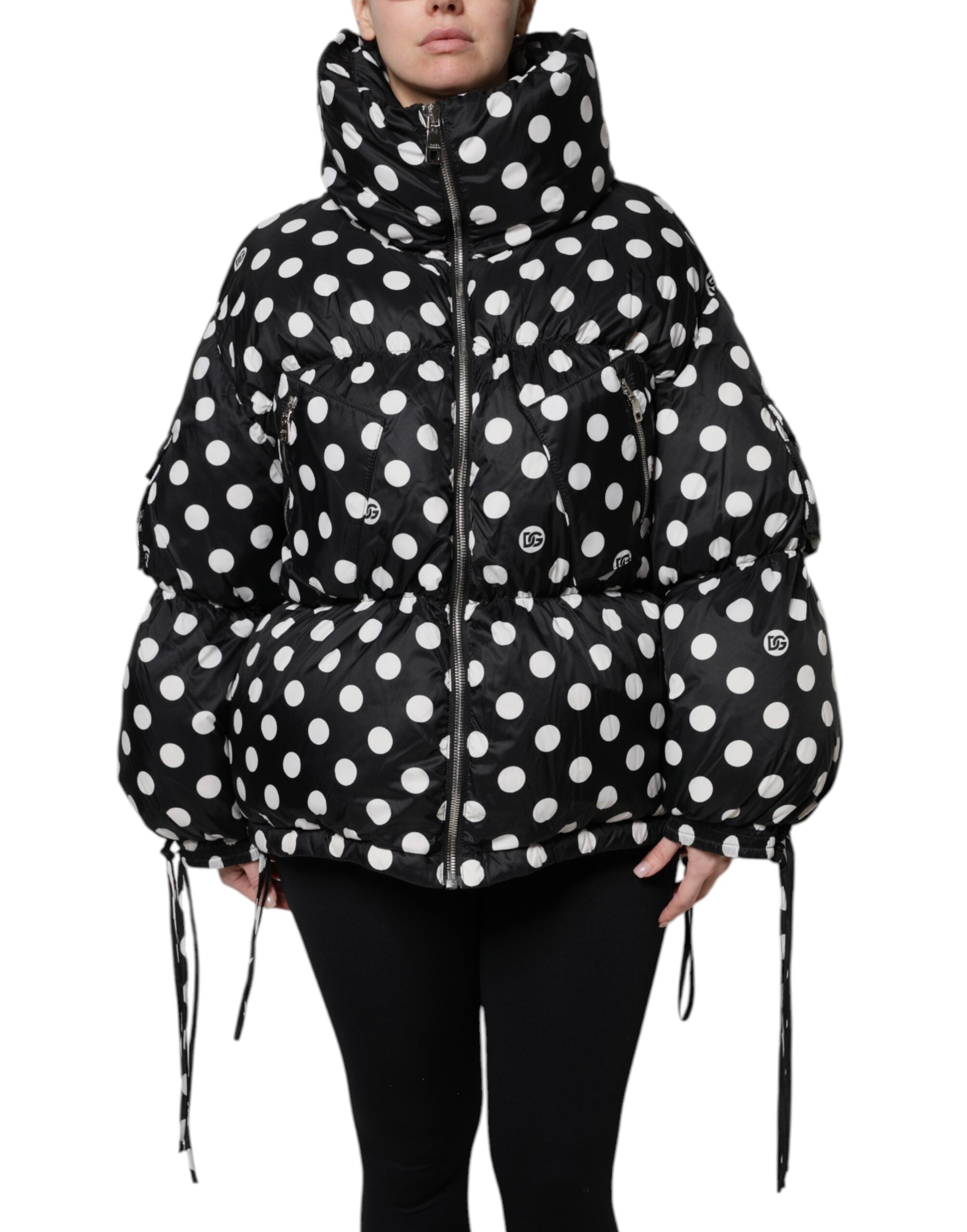 Veste matelassée Dolce & Gabbana noire et blanche à pois avec fermeture éclair complète, style élégant et chaud.