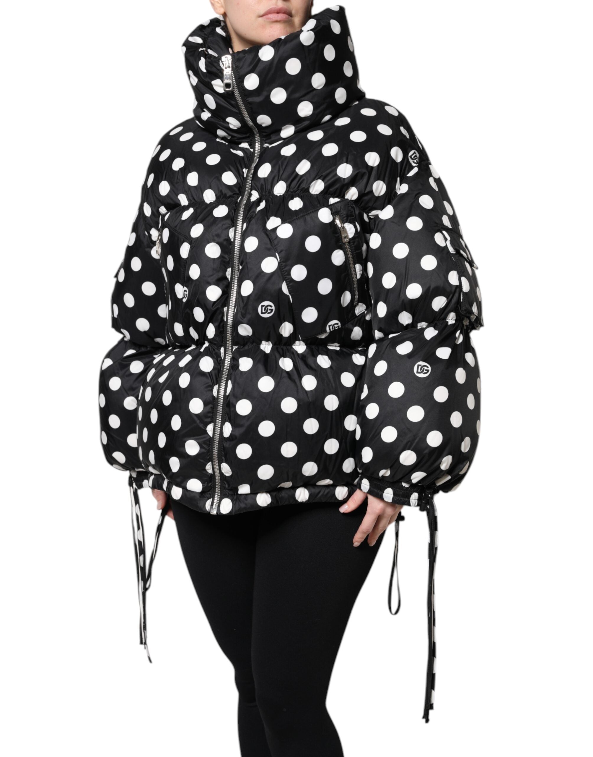 Veste matelassée Dolce & Gabbana noire et blanche à pois, avec fermeture éclair complète, style chaud et tendance.
