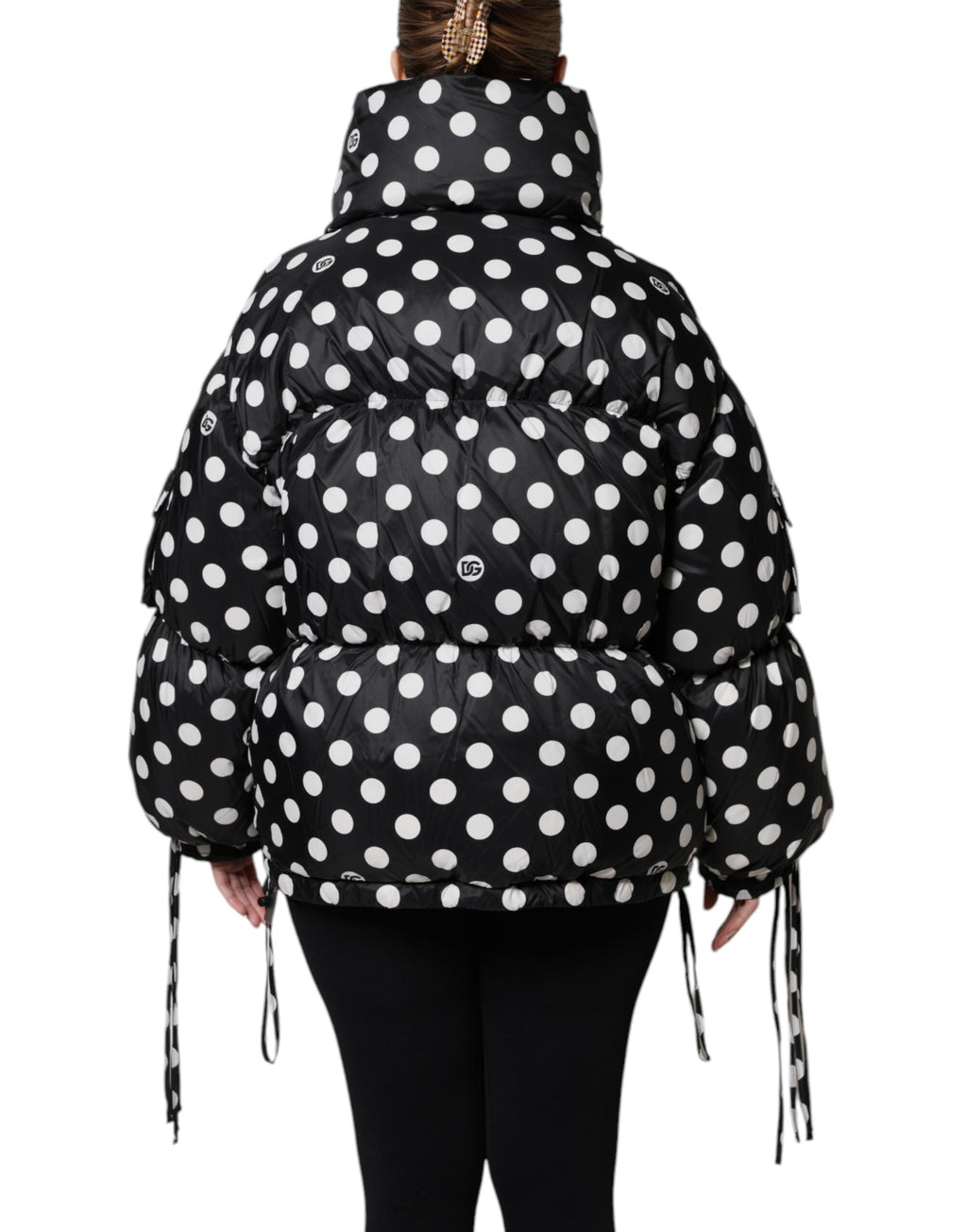 Veste matelassée noire et blanche à pois Dolce & Gabbana à zip complet, style chaud et tendance.