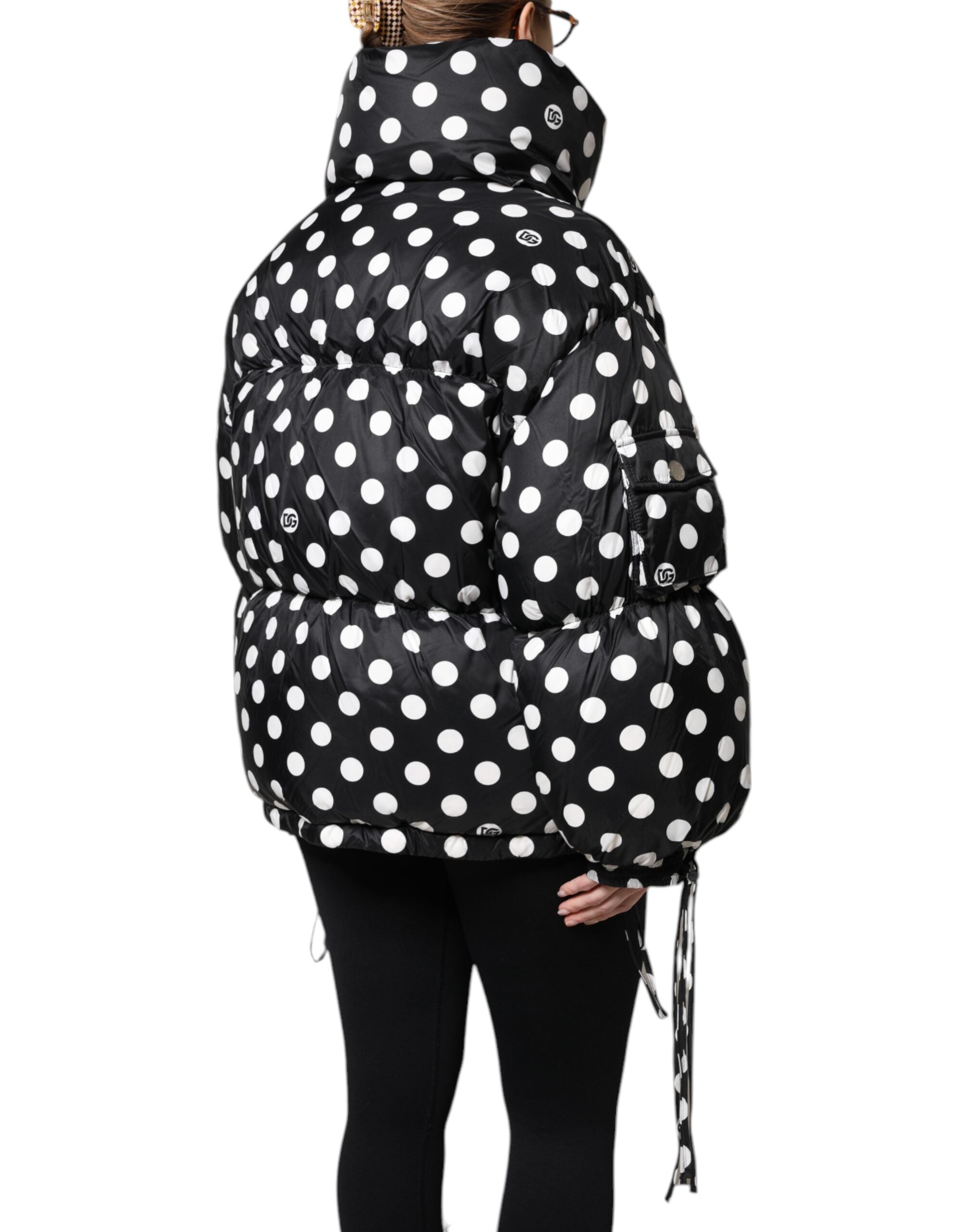 Veste matelassée Dolce & Gabbana noire et blanche à pois, zip complet, style chic et chaud, pour femme.