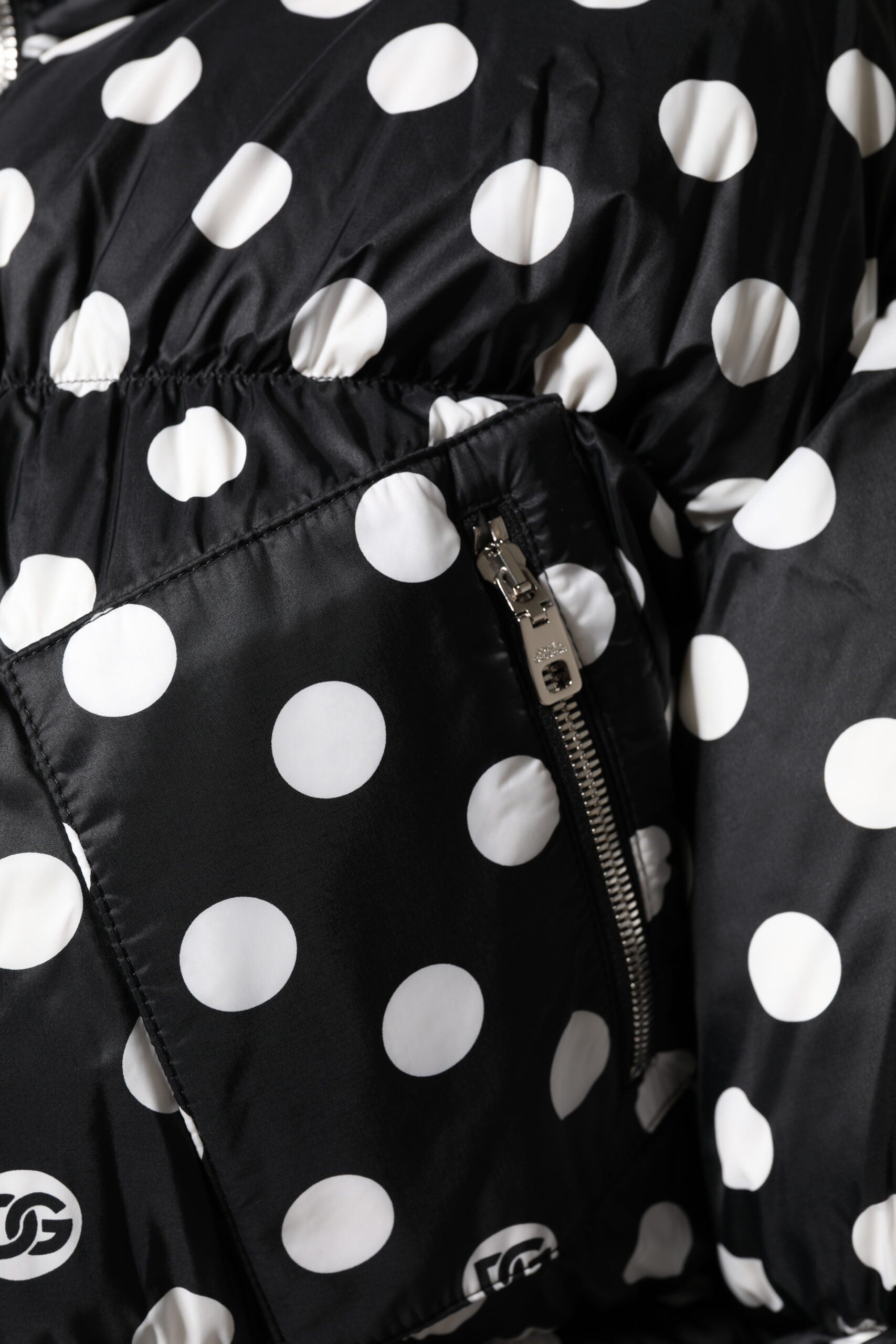 Veste matelassée à fermeture éclair Dolce & Gabbana noire et blanche à pois, style puffer chaud et tendance.