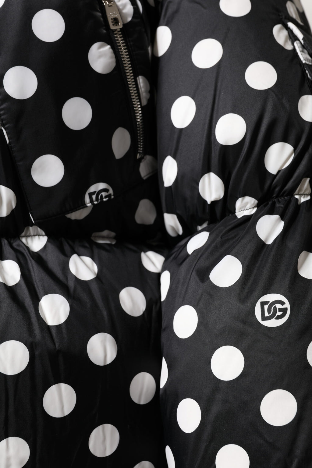Veste matelassée Dolce & Gabbana noire et blanche à pois avec fermeture éclair complète, style élégant et chaud.