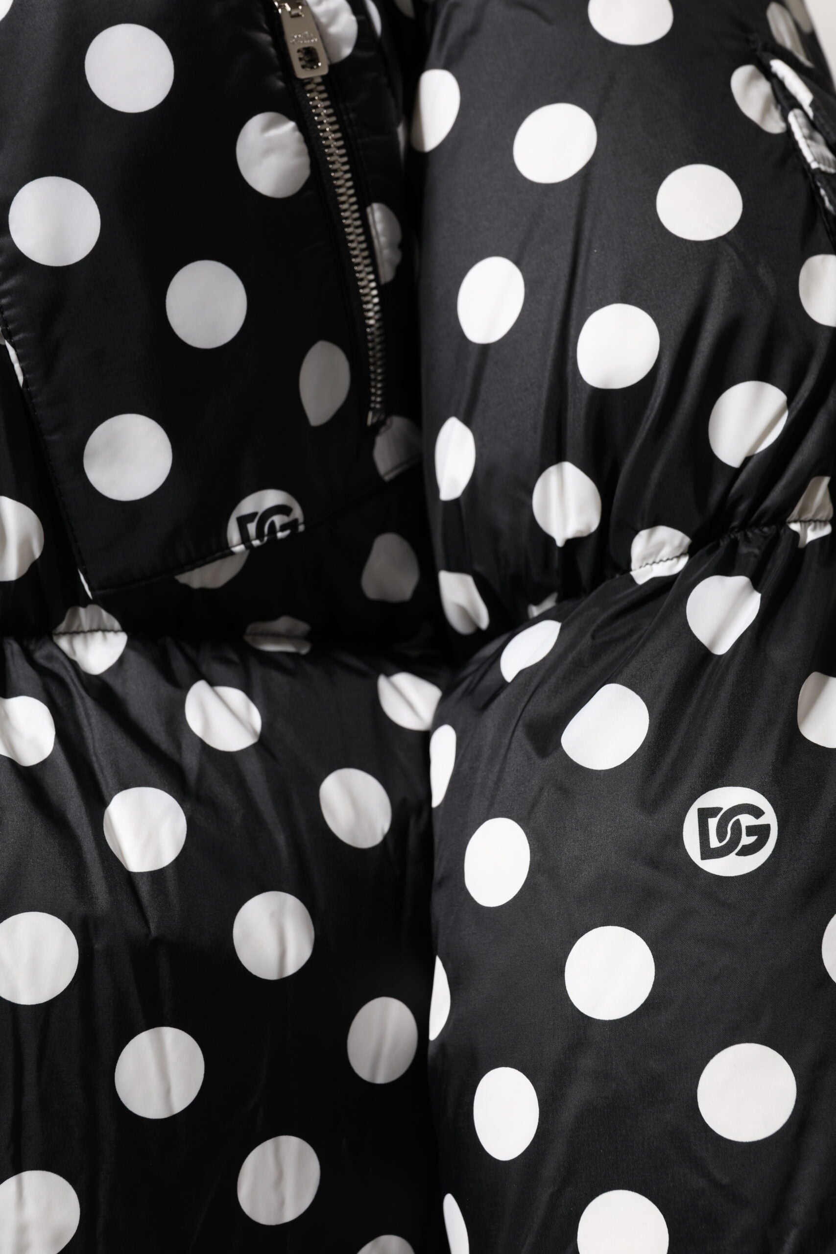 Veste matelassée Dolce & Gabbana noire et blanche à pois avec fermeture éclair complète, style élégant et chaud.