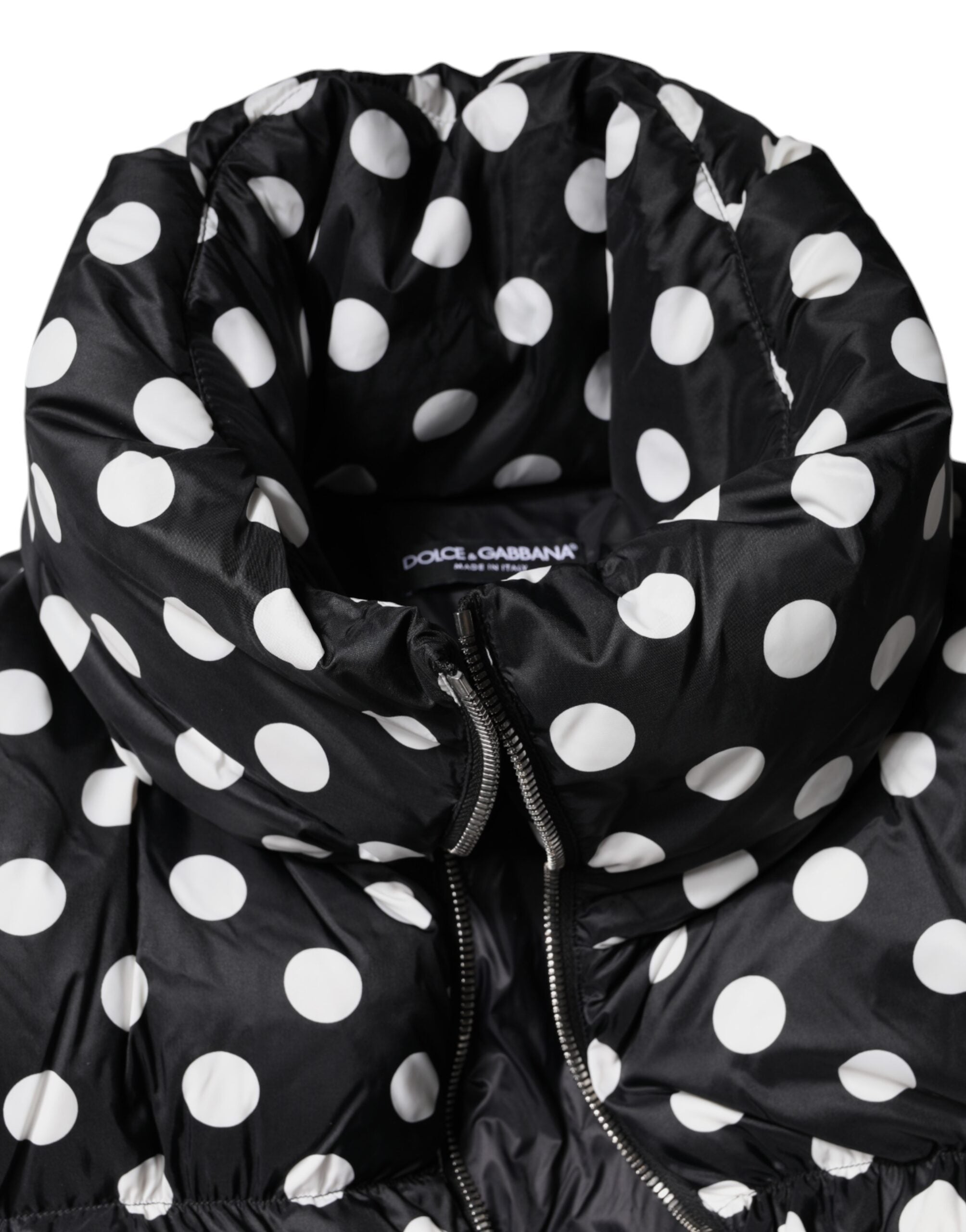 Doudoune Dolce & Gabbana noire et blanche à pois, zippée complète, rembourrée, avec capuche et design élégant.